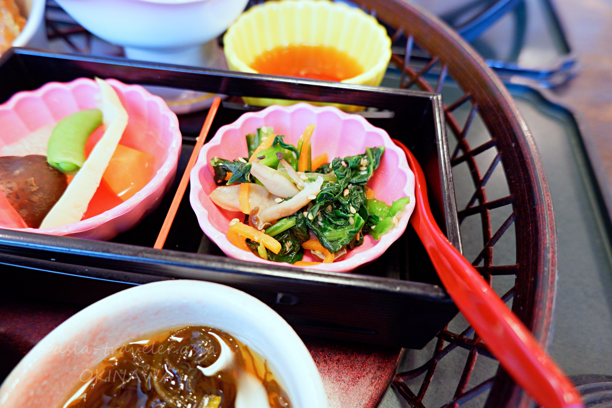 和風亭の花かご御膳・ピンク小鉢に盛られたお浸しともずく酢