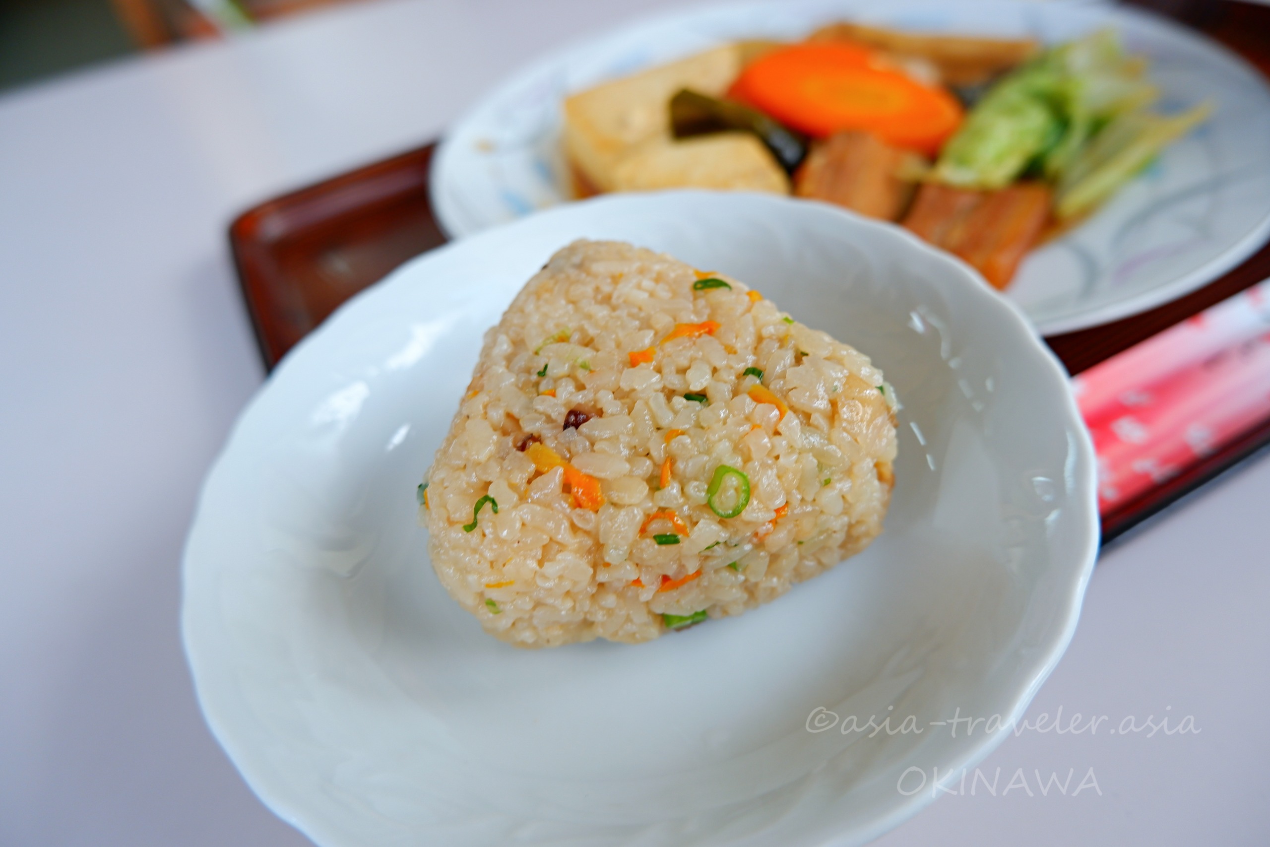 沖縄のジューシーおにぎりと煮付けの定食