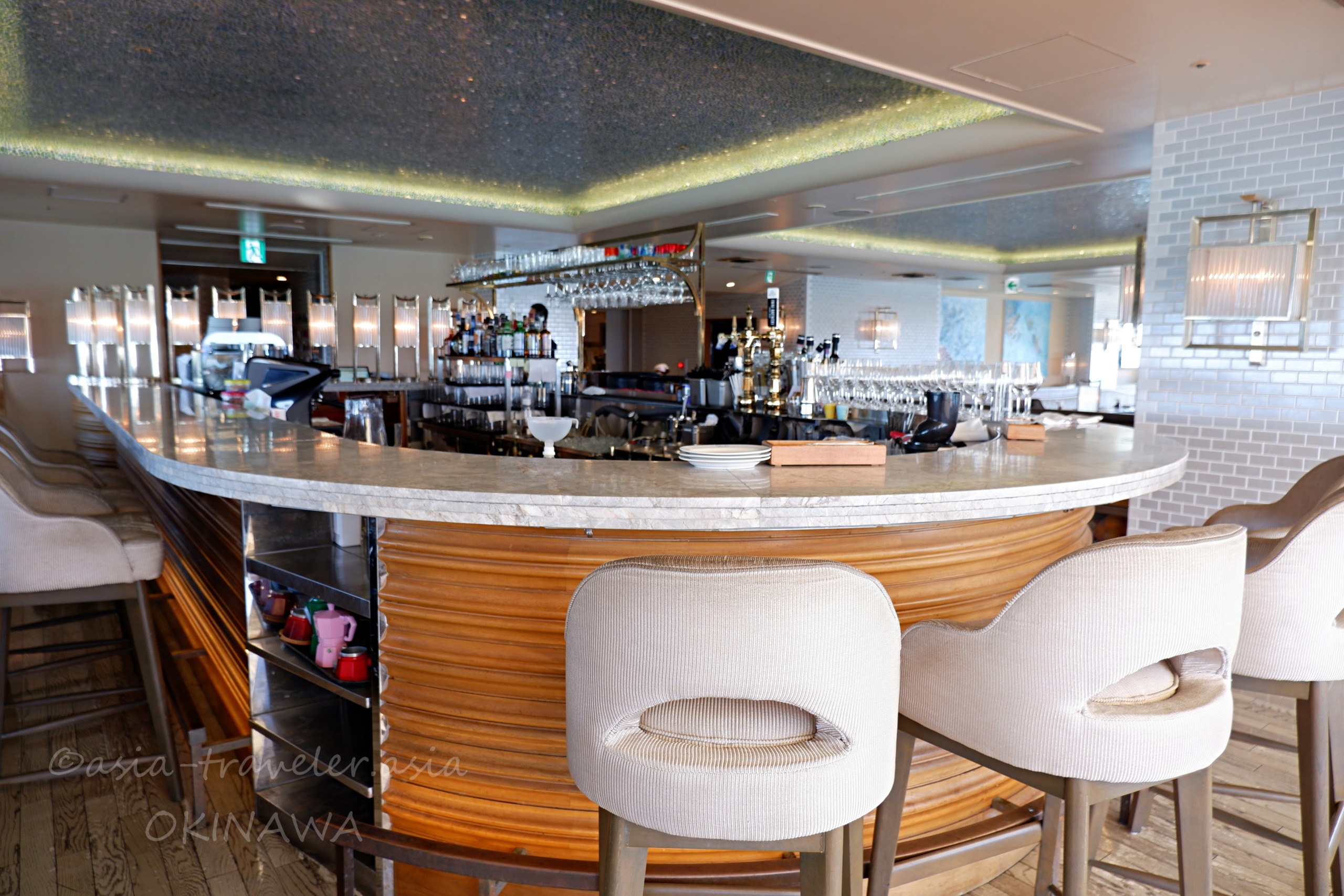 瀬長島ポジリポの円形大理石バーカウンターと白いハイチェア