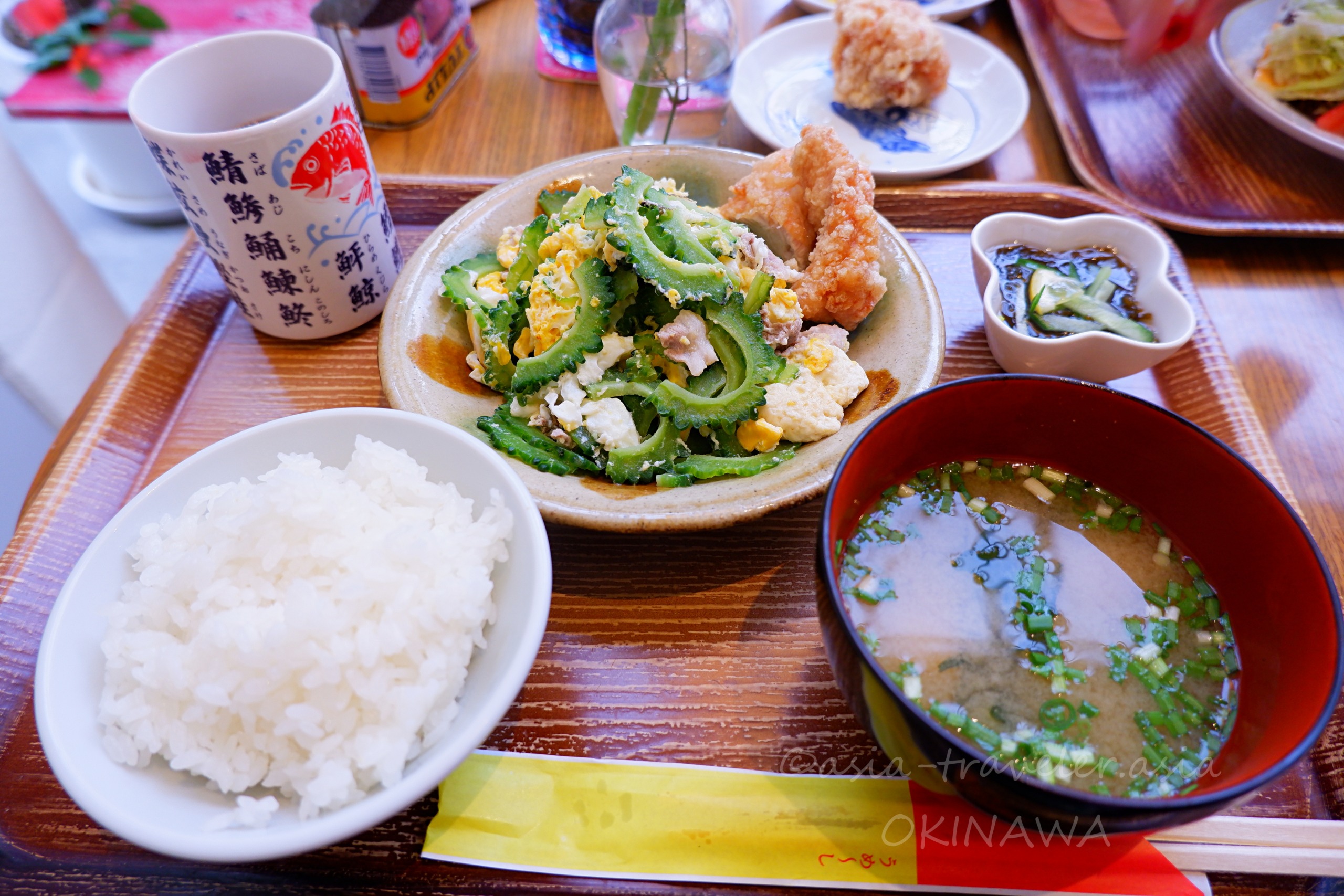 沖縄食堂のゴーヤーちゃんぷる定食とみそ汁