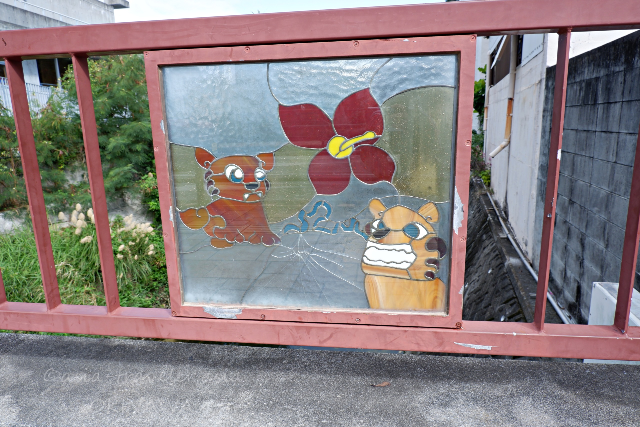 那覇・松川の橋欄干に描かれたシーサーのステンドグラス