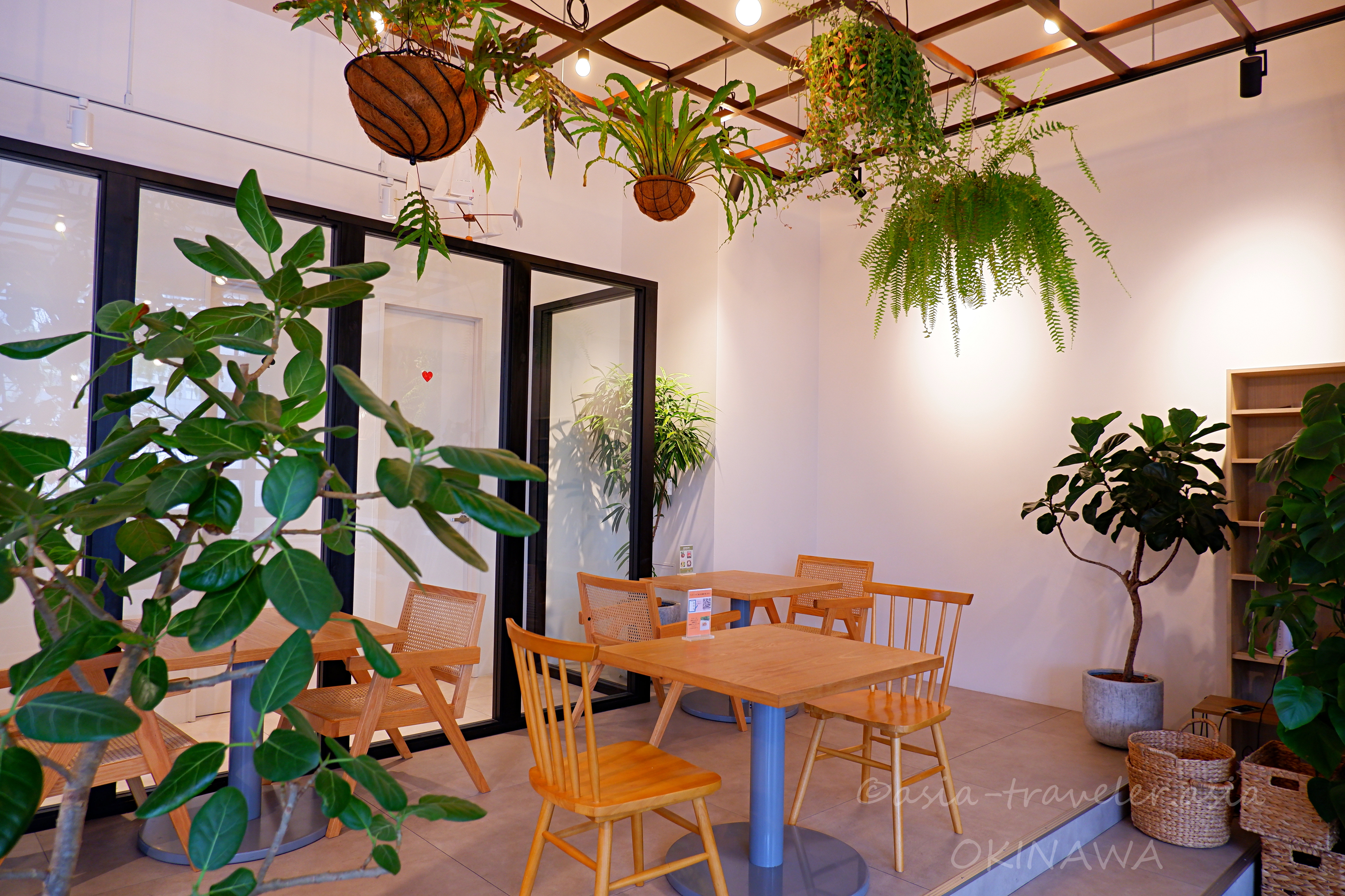 GREEN&CAFE那覇店の緑豊かな明るい店内席