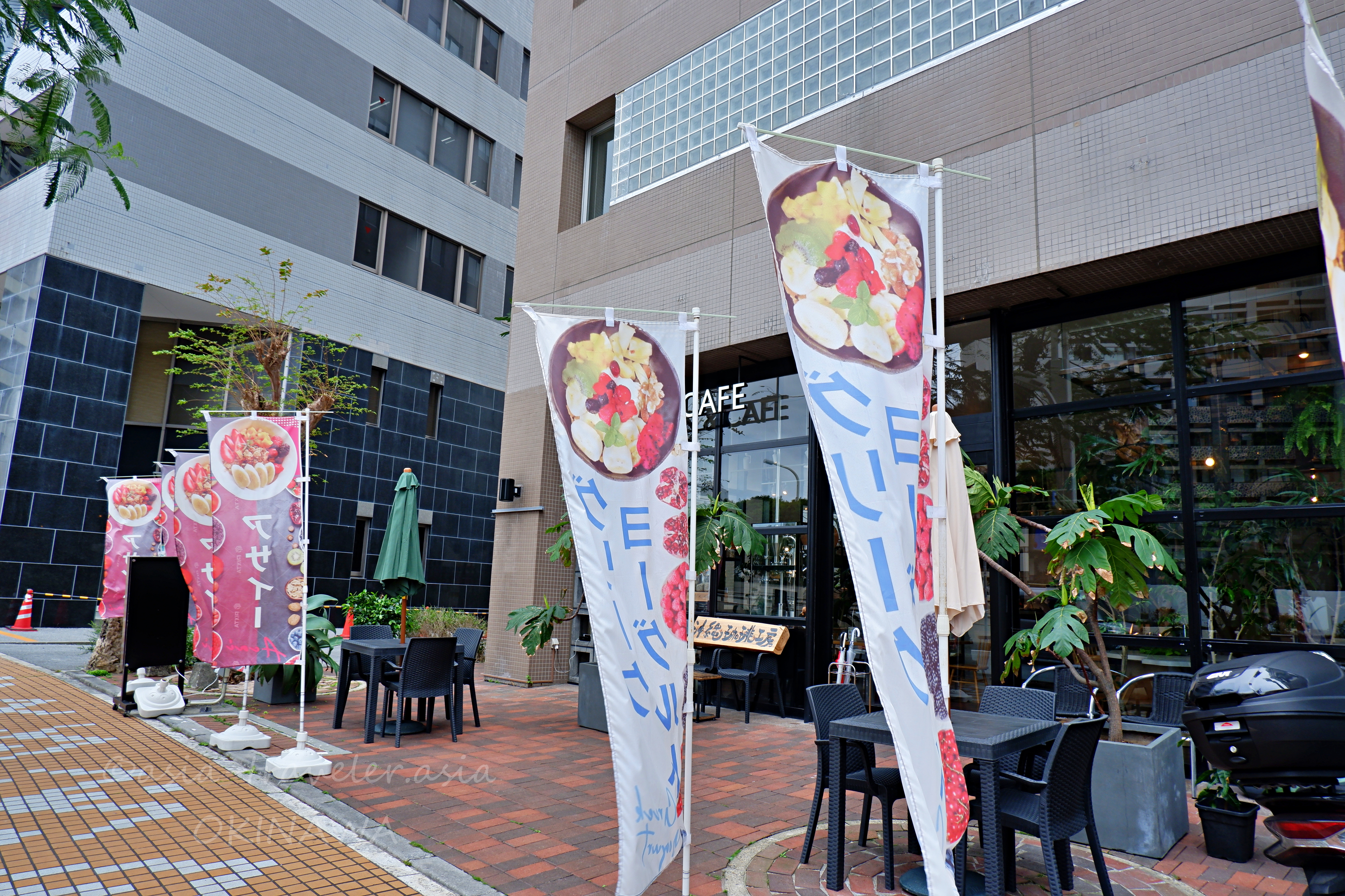 那覇・松尾のGREEN&CAFEテラス席と幟旗