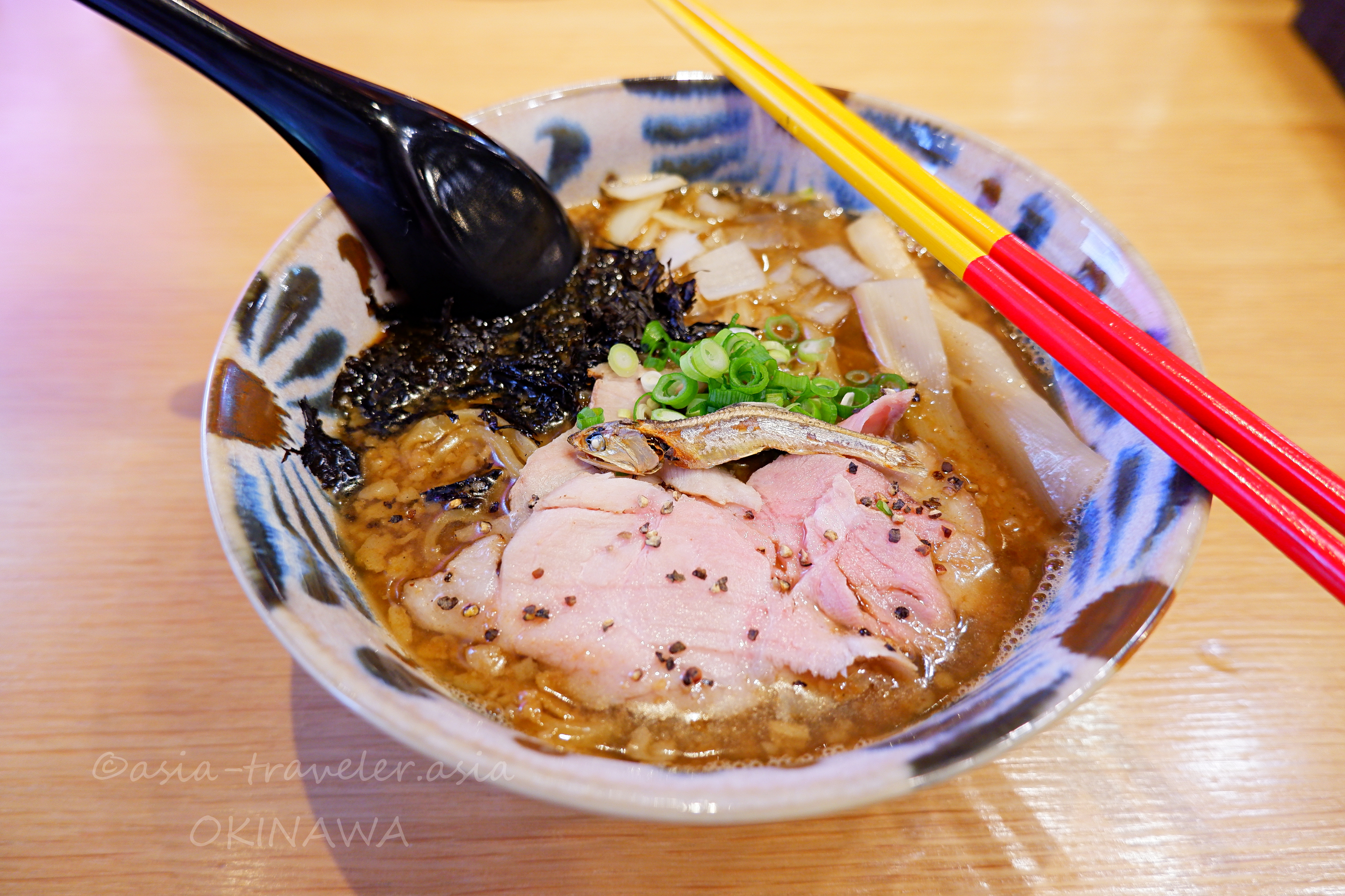 益々の煮干しそば・やちむん器にチャーシューと岩のり盛り付け