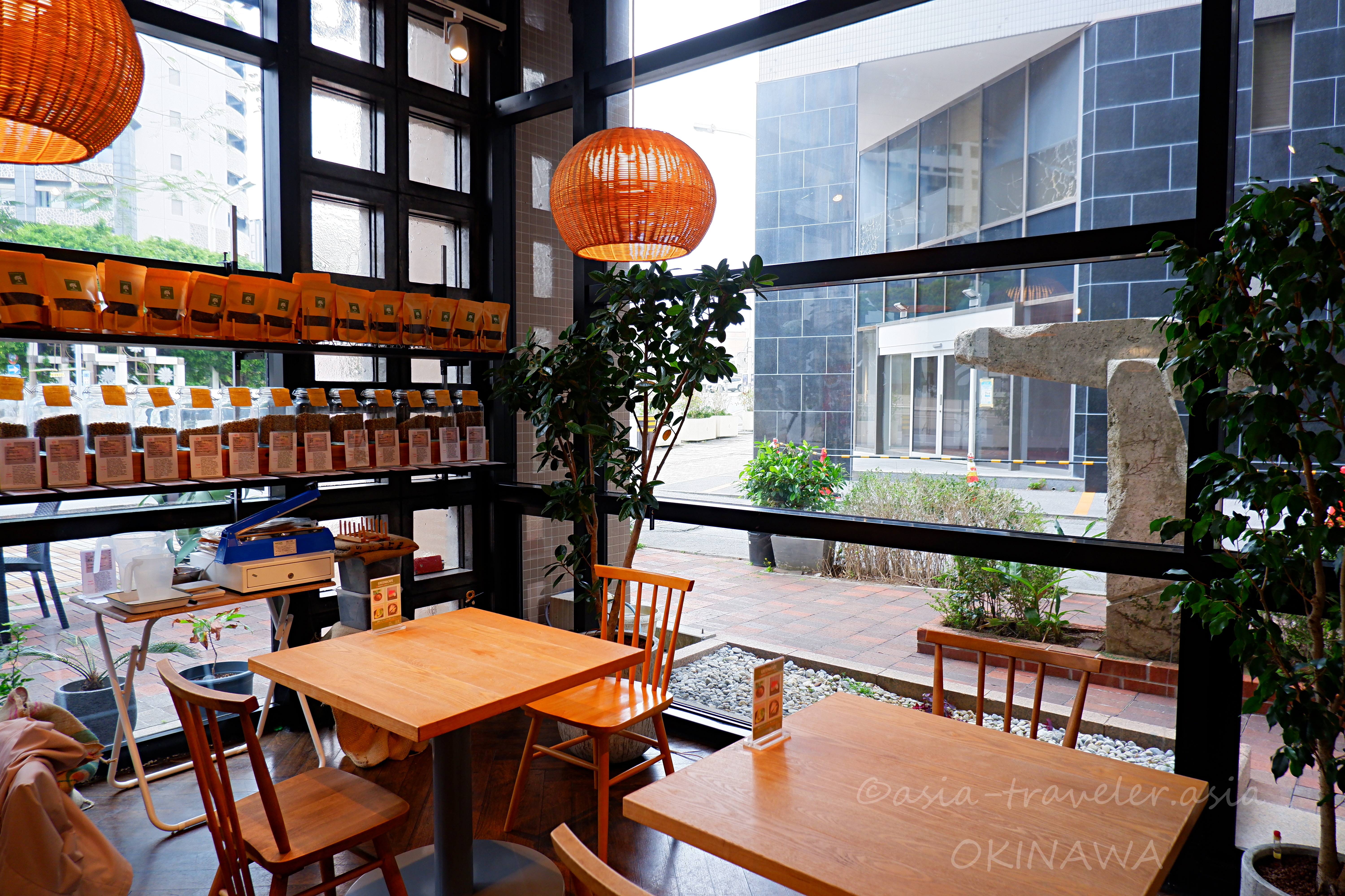 GREEN&CAFEの緑あふれる明るい吹き抜け店内席