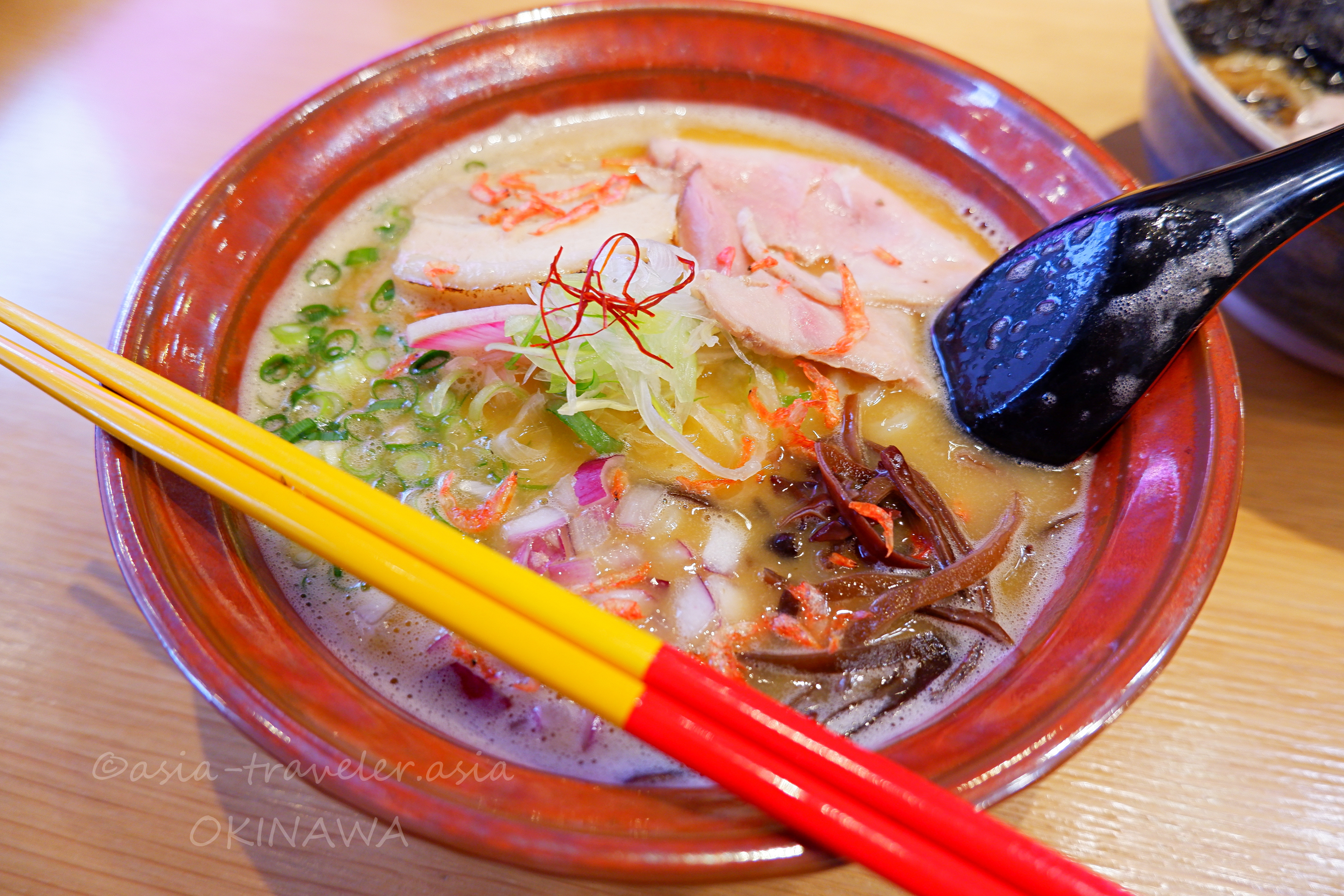 益々の彩り豊かな海老出汁そばとカラフルな箸