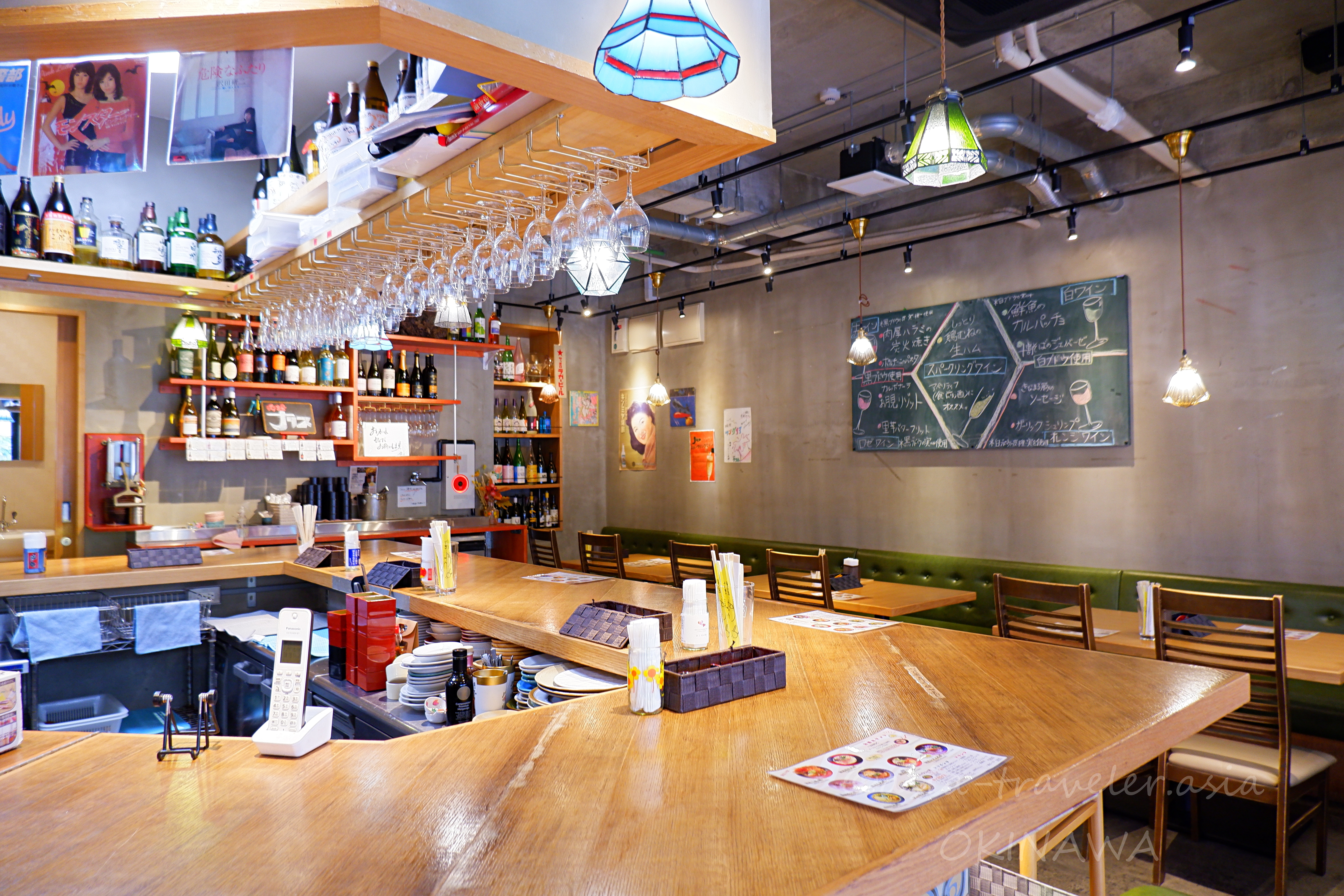 那覇・泉崎の海老そば益々店内カウンターとワイン棚