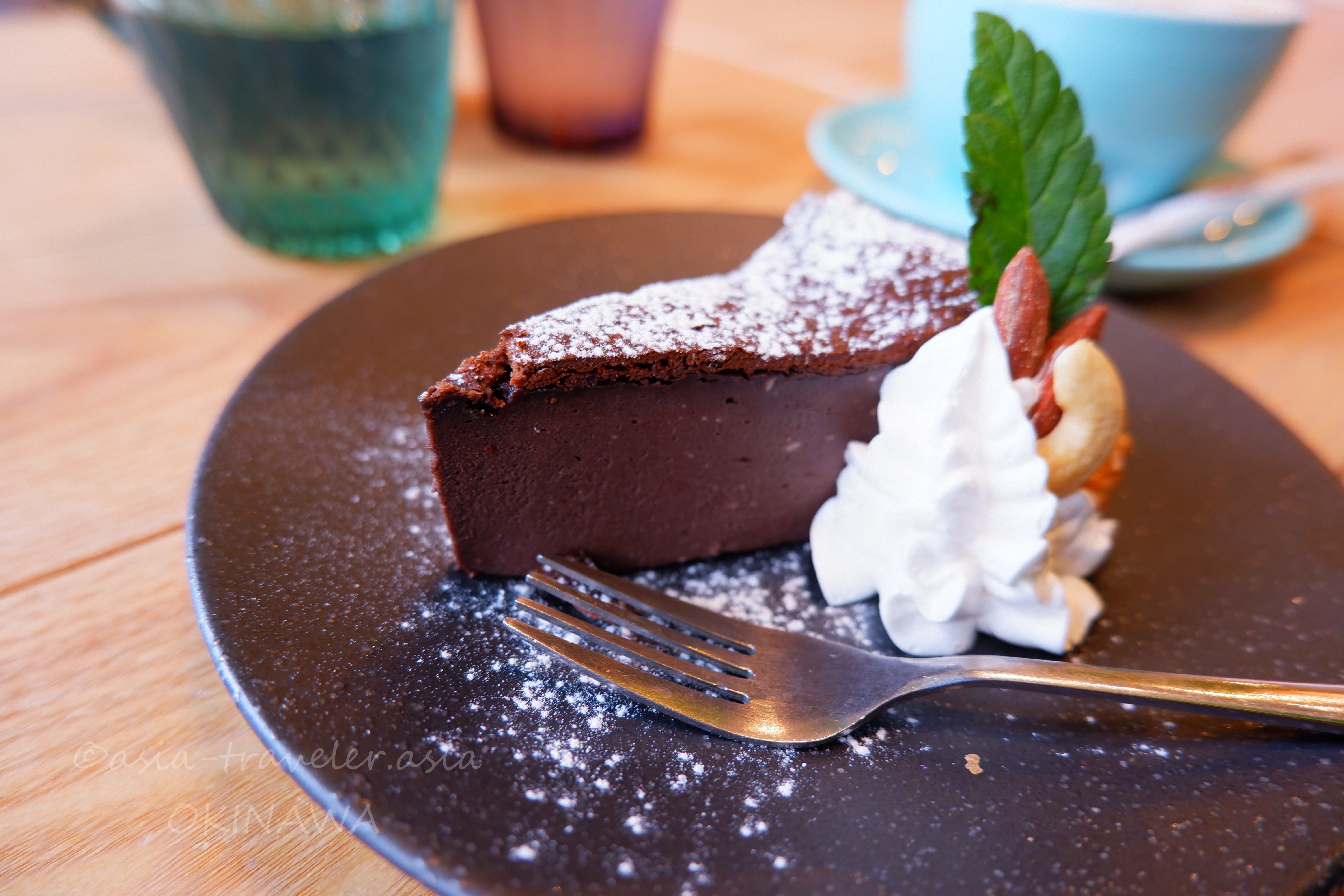 那覇GREEN&CAFEのチョコバスクにホイップとナッツを添えた一皿