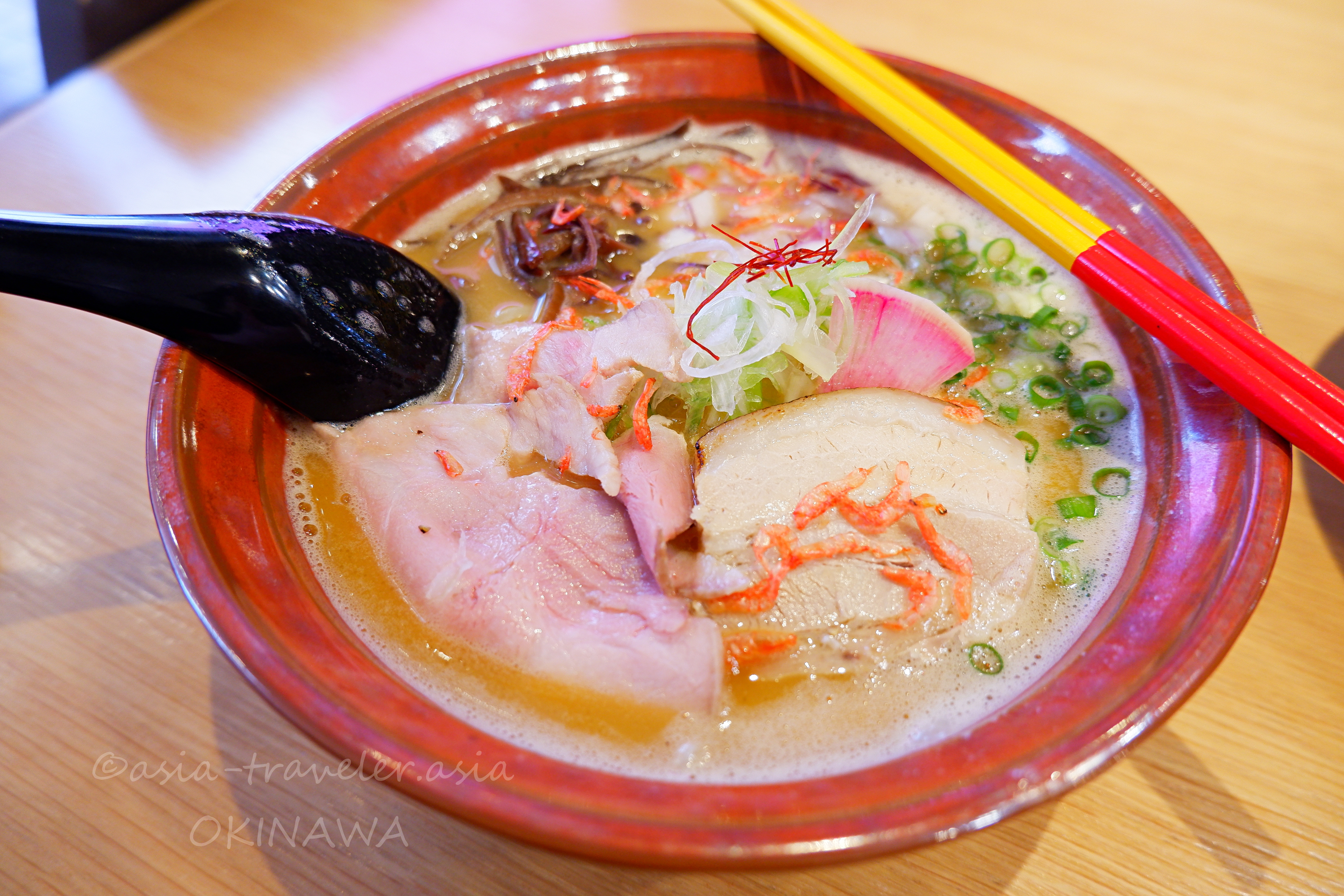 海老出汁そば（益々-masu2-）赤い器に盛られた彩り鮮やかな一杯