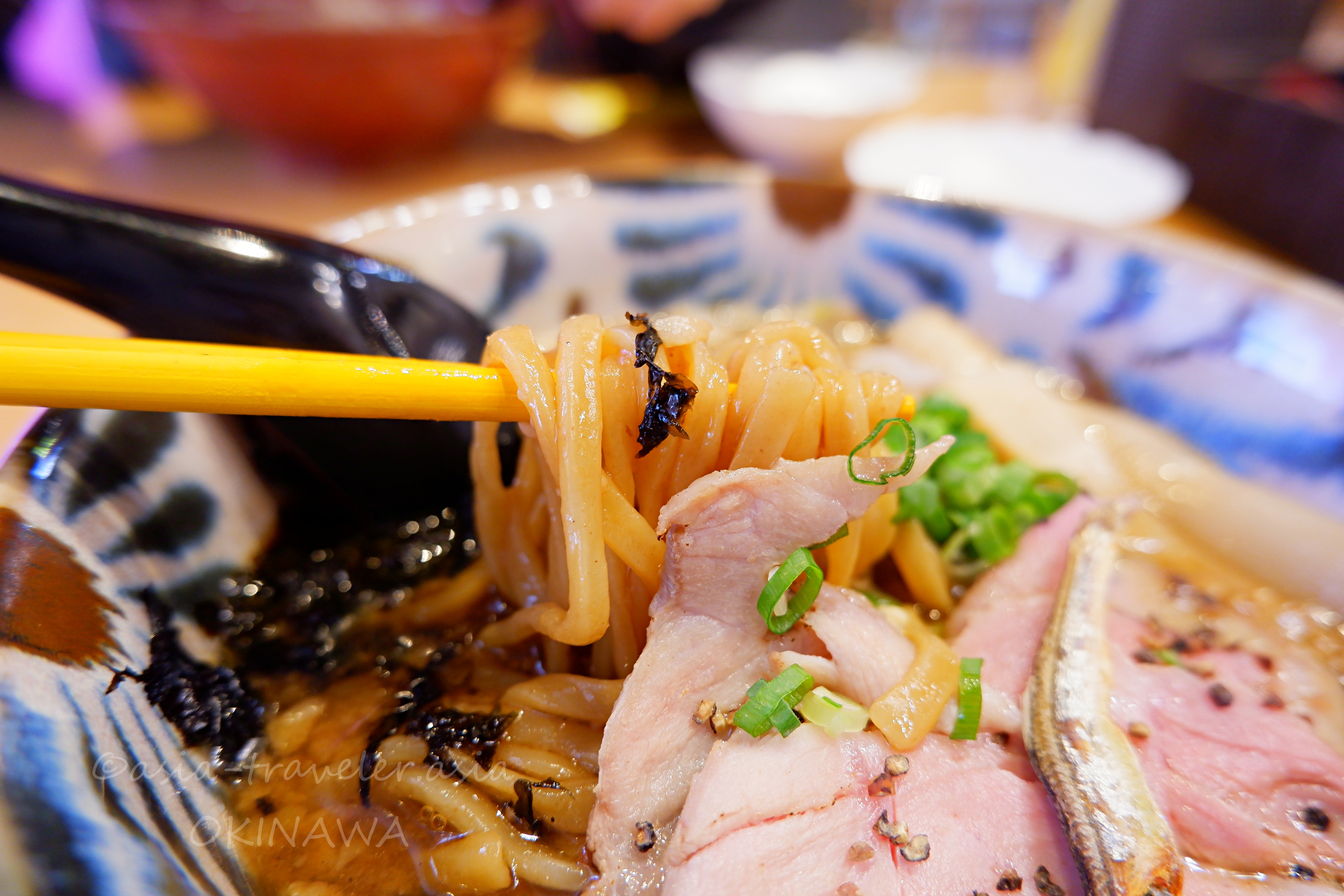 益々の煮干しそば・箸で持ち上げた自家製生麺とレアチャーシュー