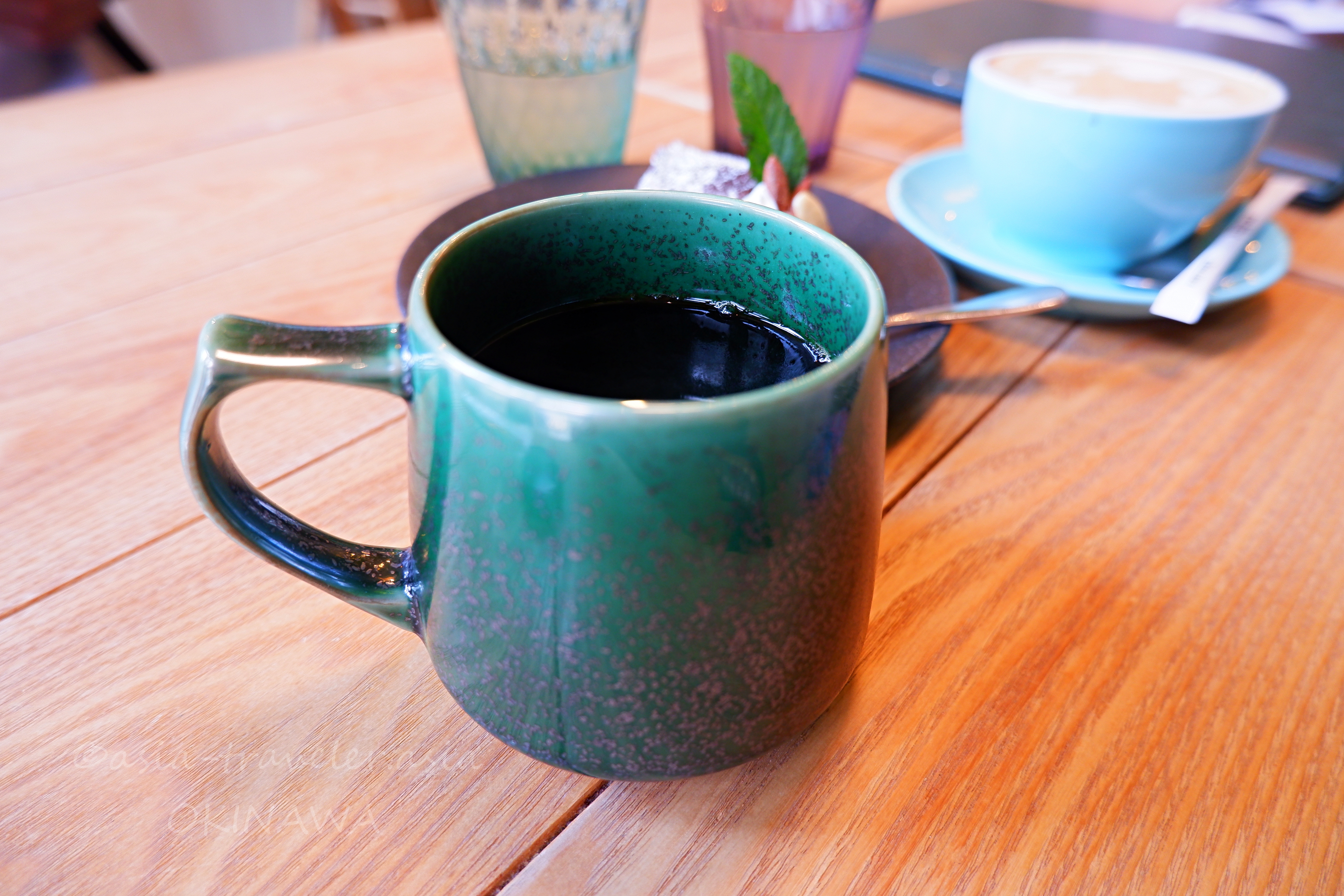 沖縄・GREEN&CAFEの深煎りコーヒーが注がれたグリーンのマグカップ