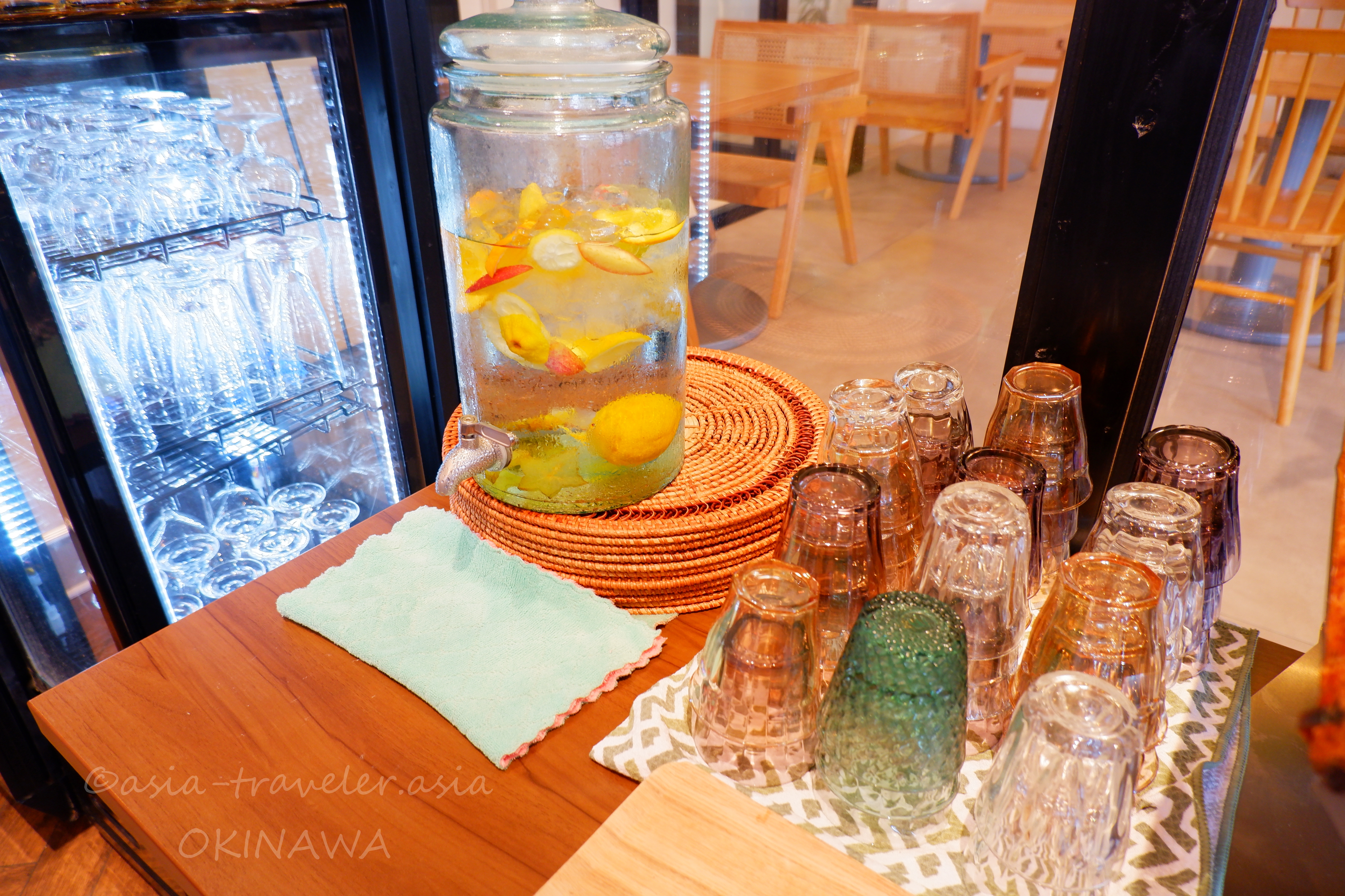 GREEN&CAFEのレモン入りフレーバーウォーターとセルフサービスのグラス