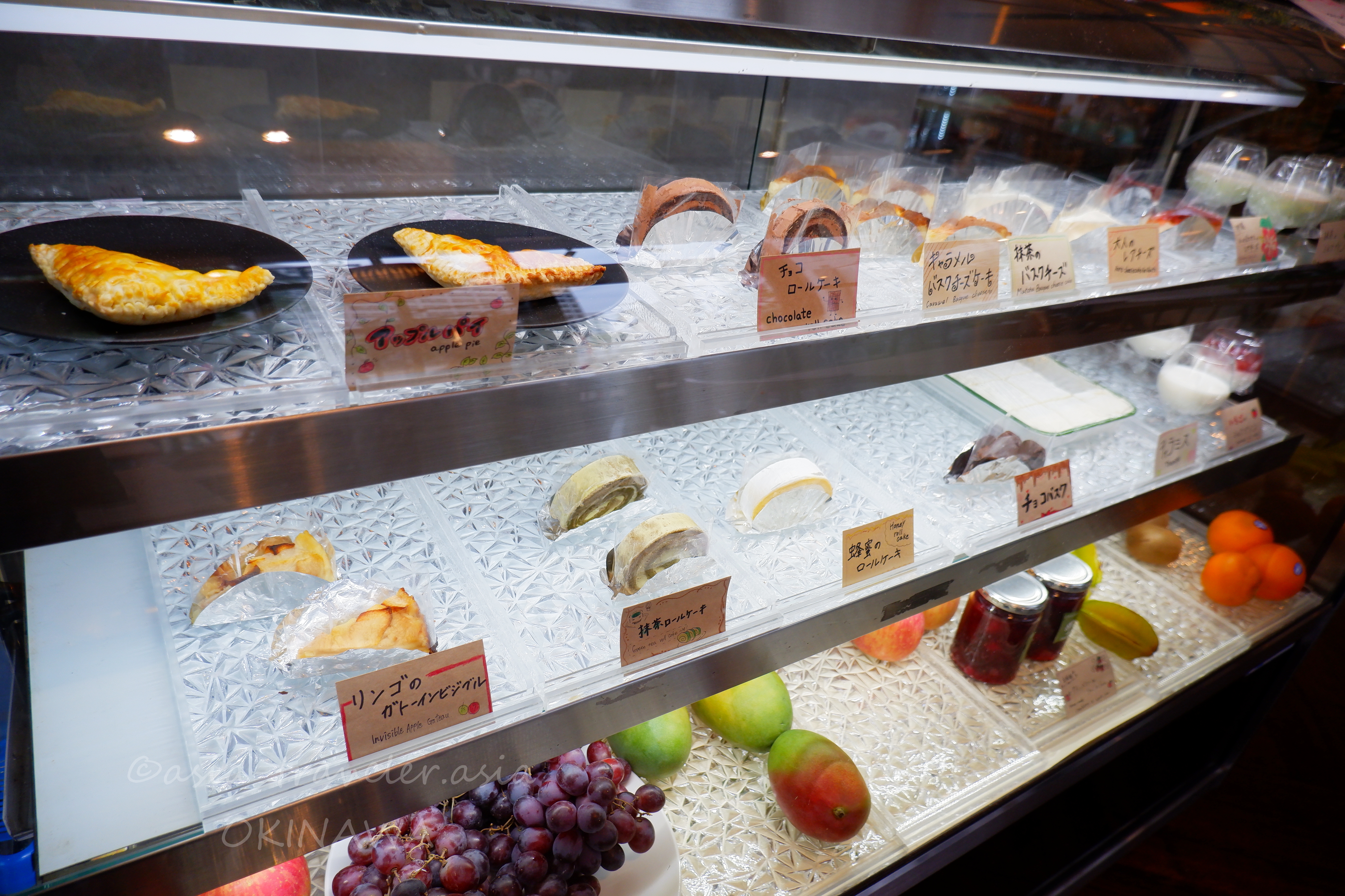 GREEN&CAFEショーケースに並ぶスイーツとフルーツ