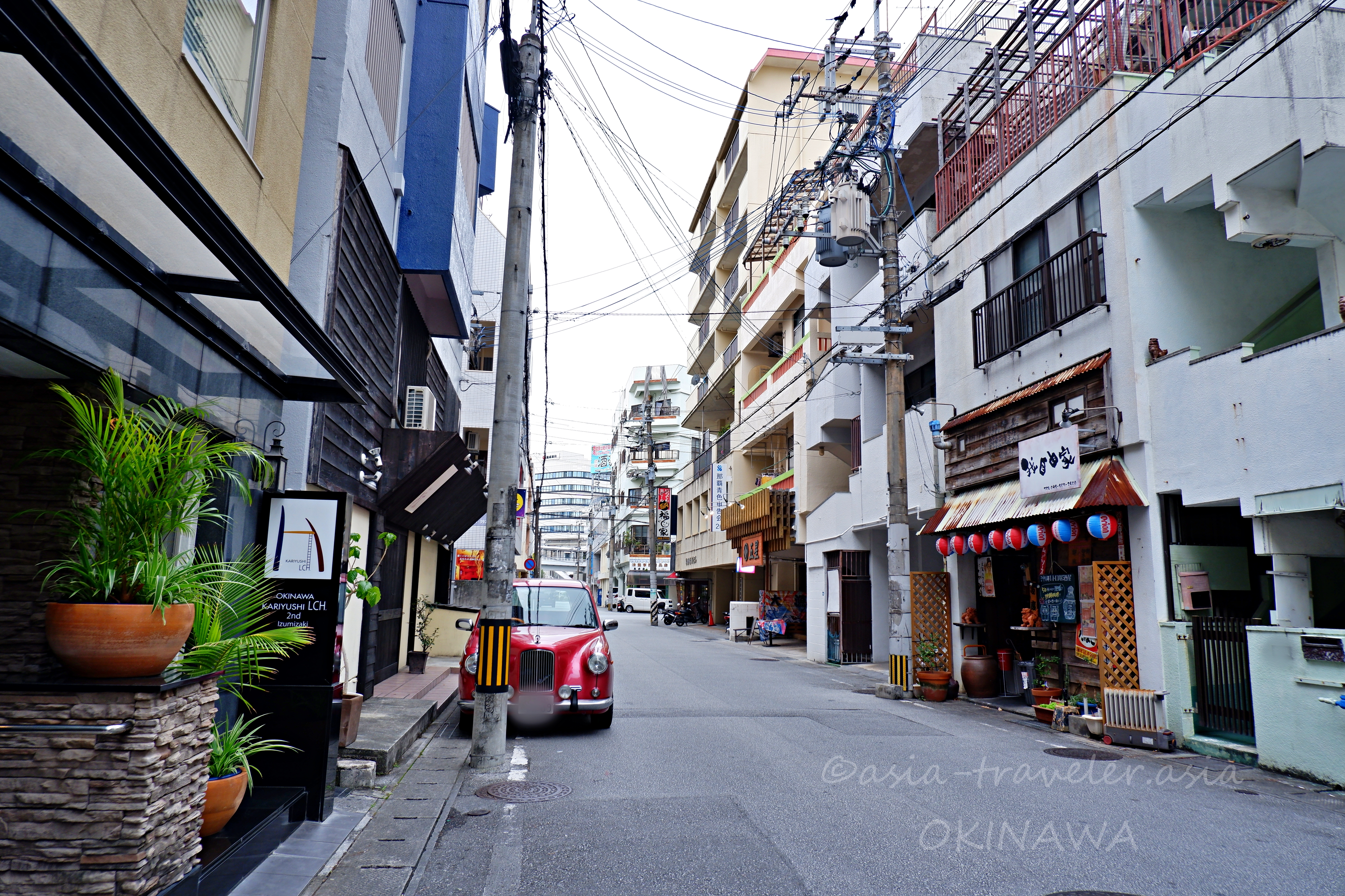 那覇・泉崎の裏路地に停まる赤いクラシックカー