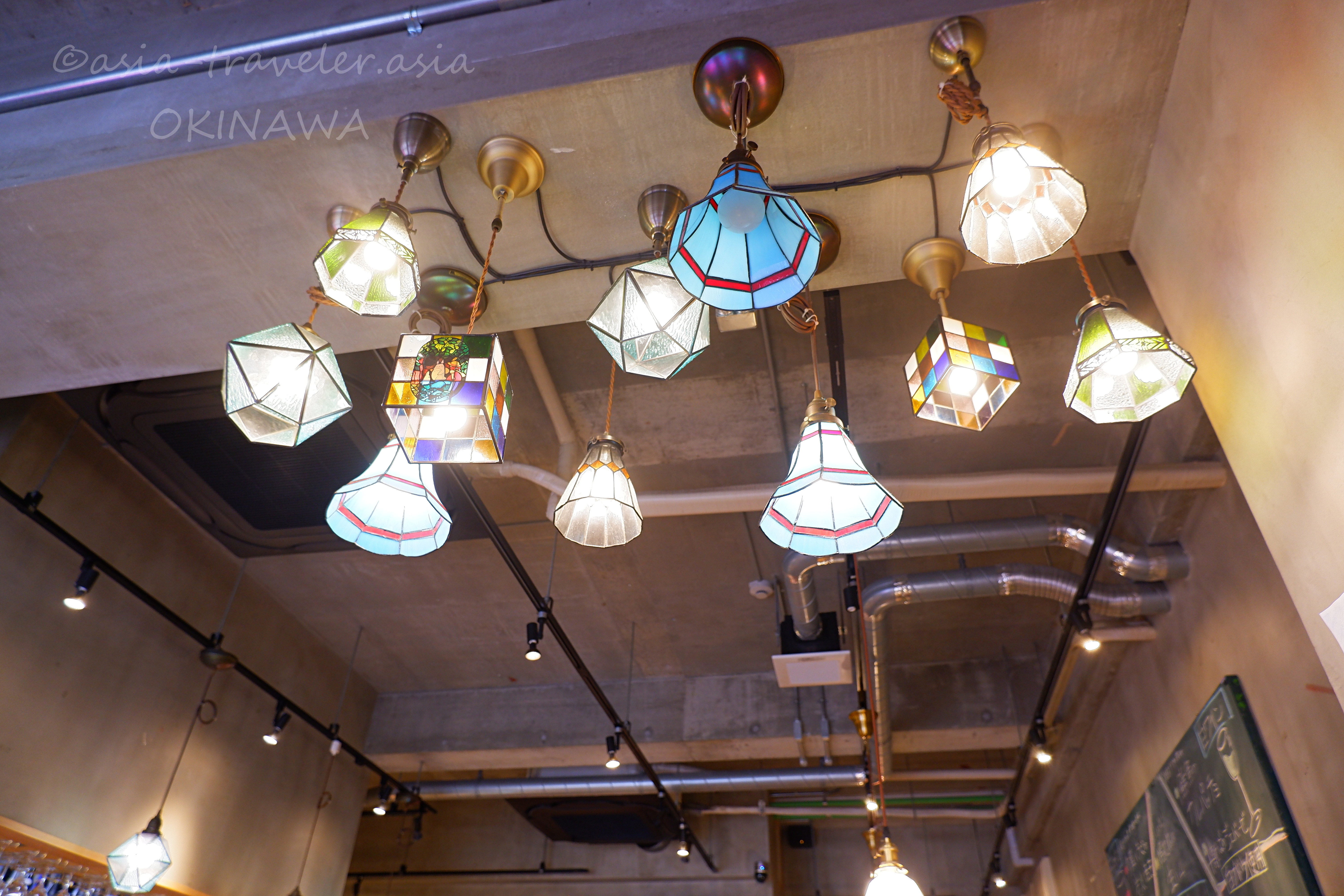 海老そば益々のカラフルなステンドグラス照明が並ぶ店内天井