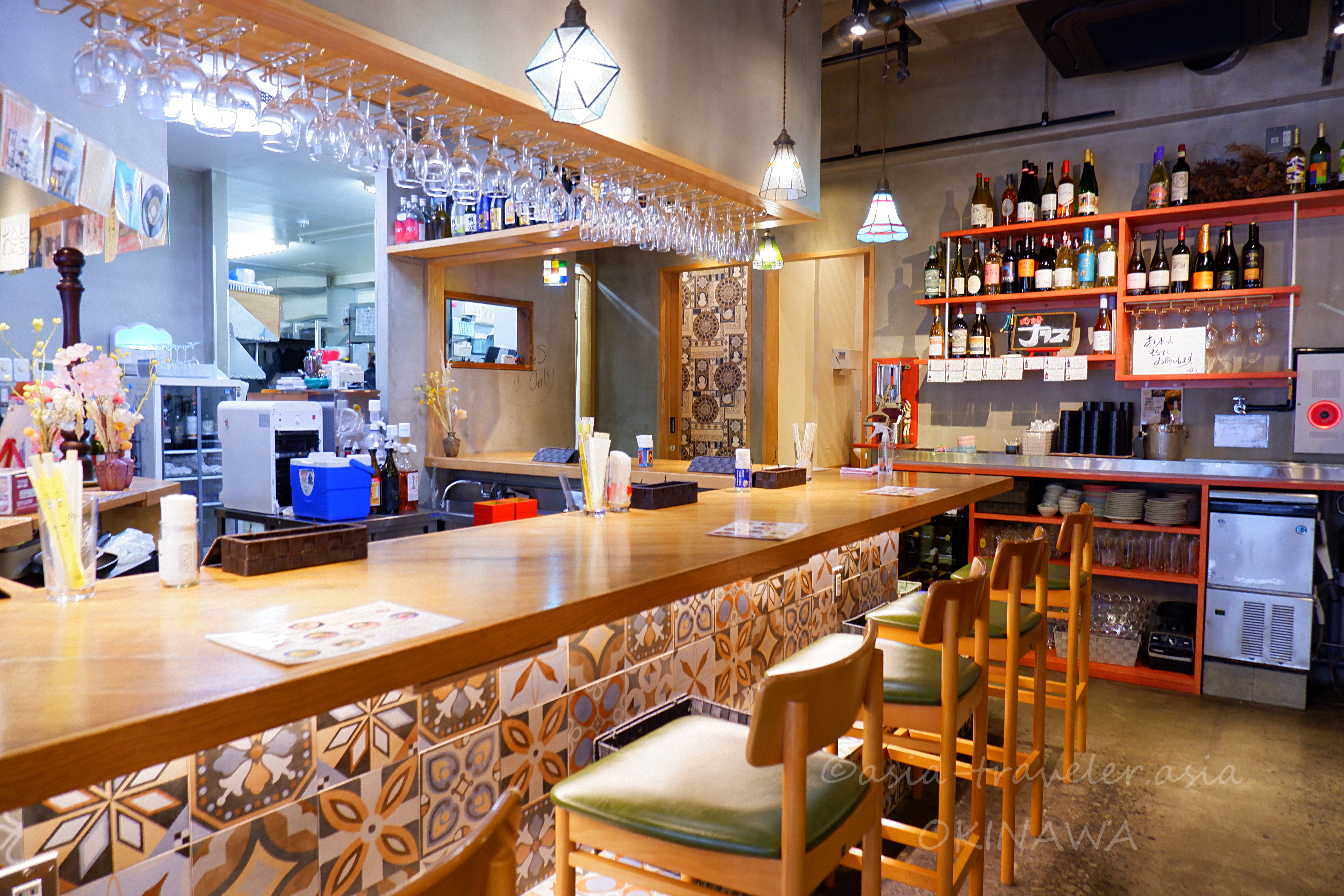 益々masu2のカウンター席と自然派ワインが並ぶ店内