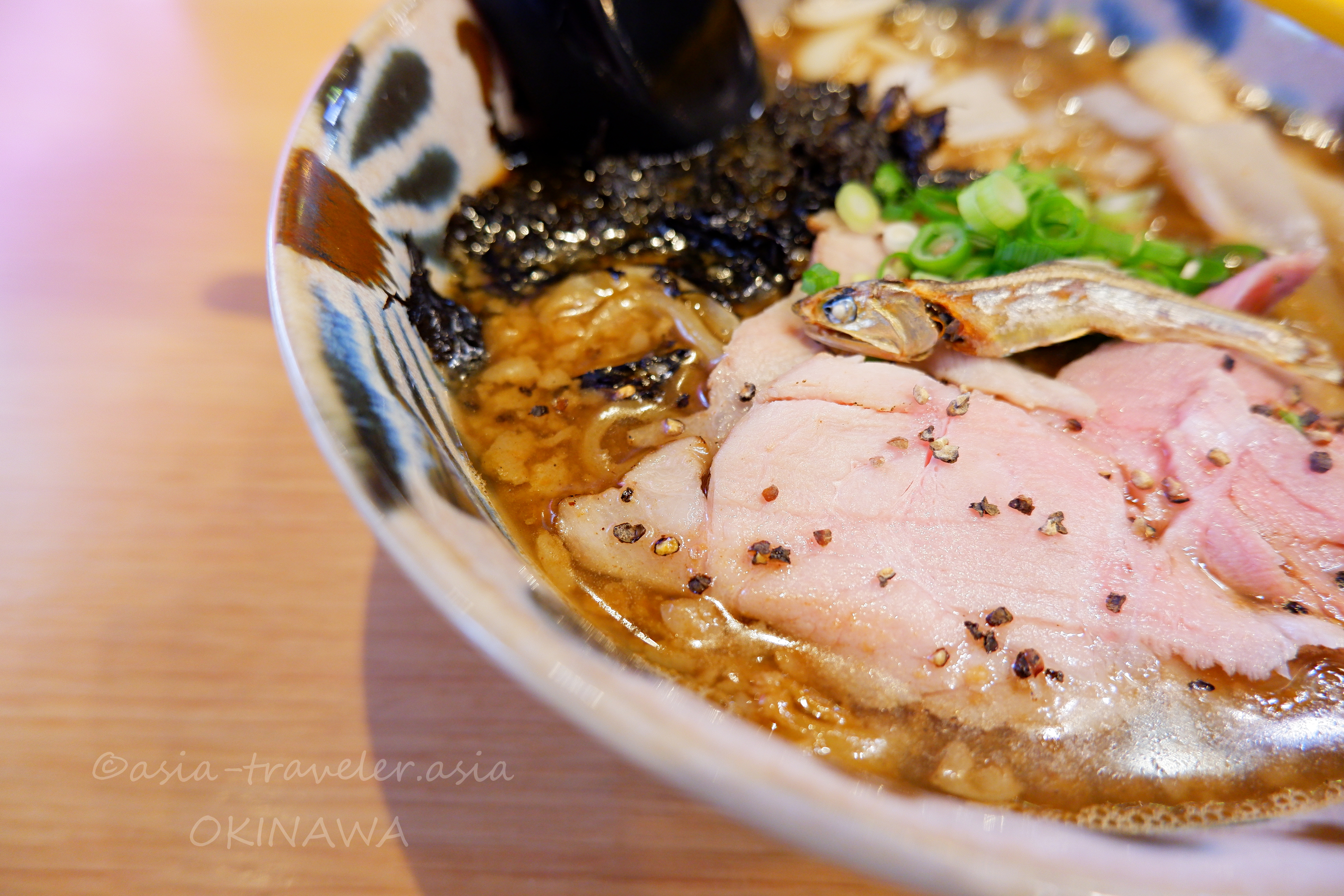 益々の煮干しそば・レアチャーシューと岩のりのクローズアップ