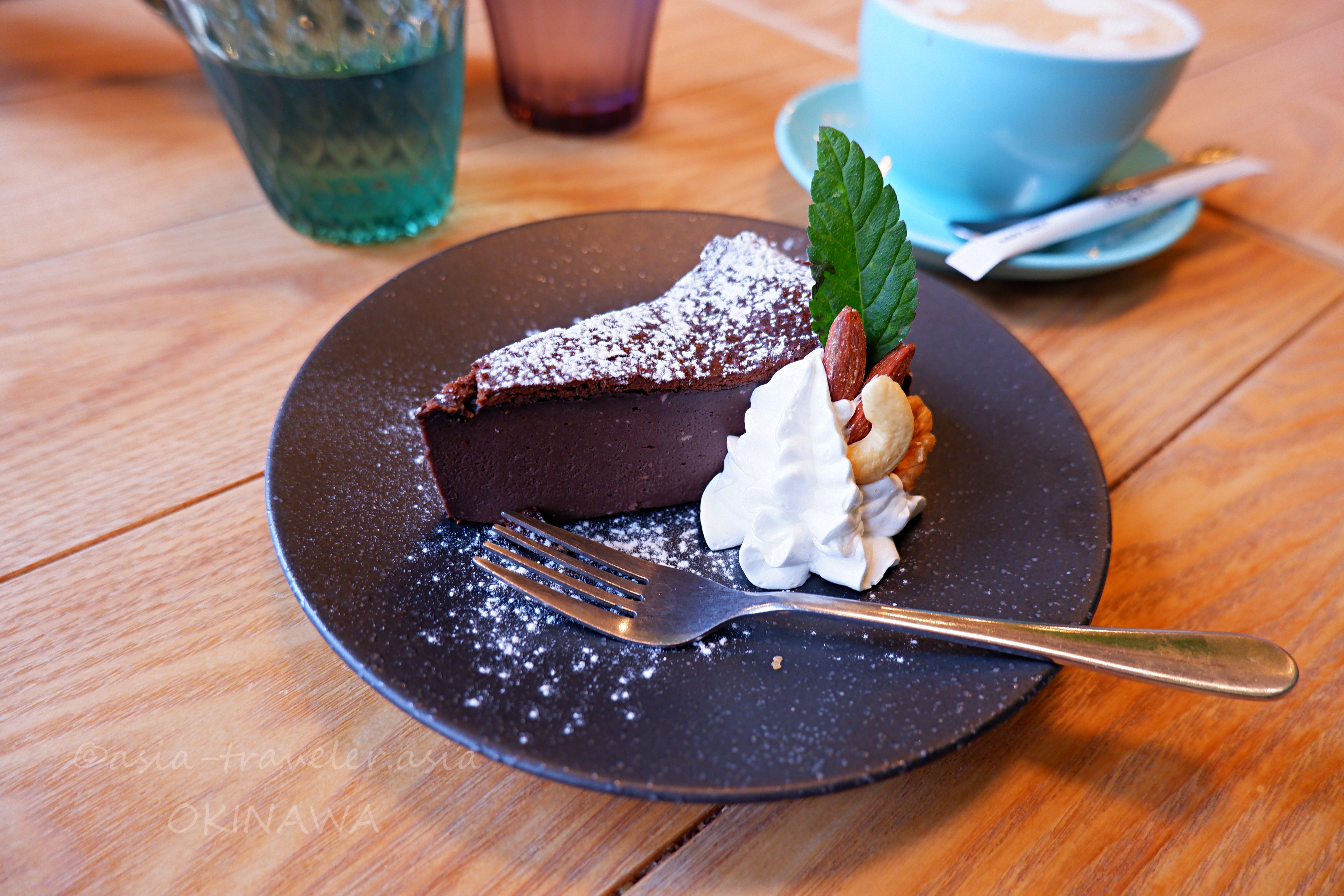 那覇・GREEN&CAFEのチョコバスクチーズケーキとカプチーノ