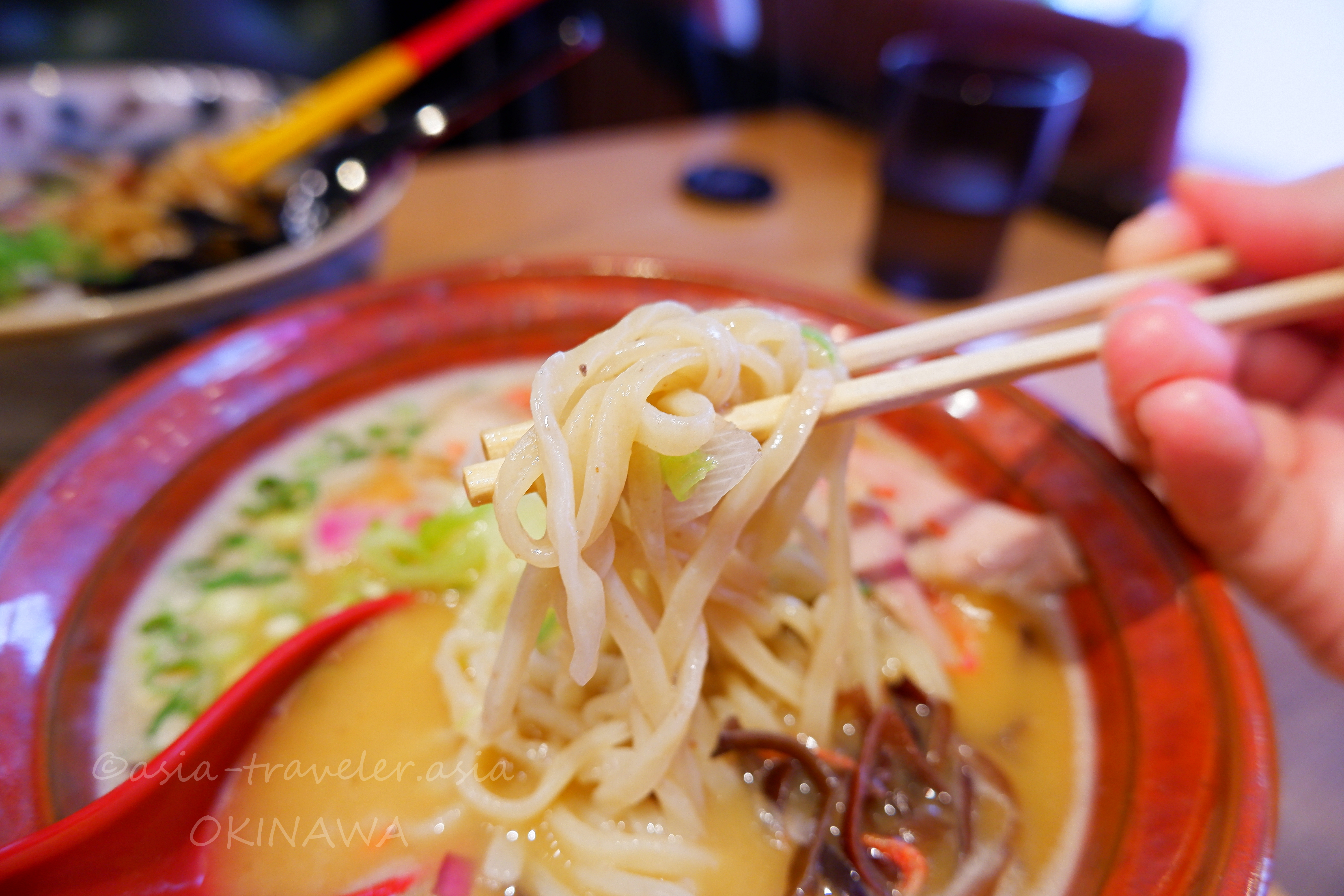 箸で持ち上げた益々の海老出汁そば自家製生麺のアップ