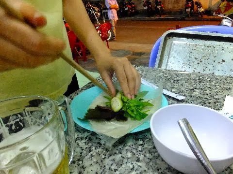 ニャチャンのゴイカーを葉で巻く手元