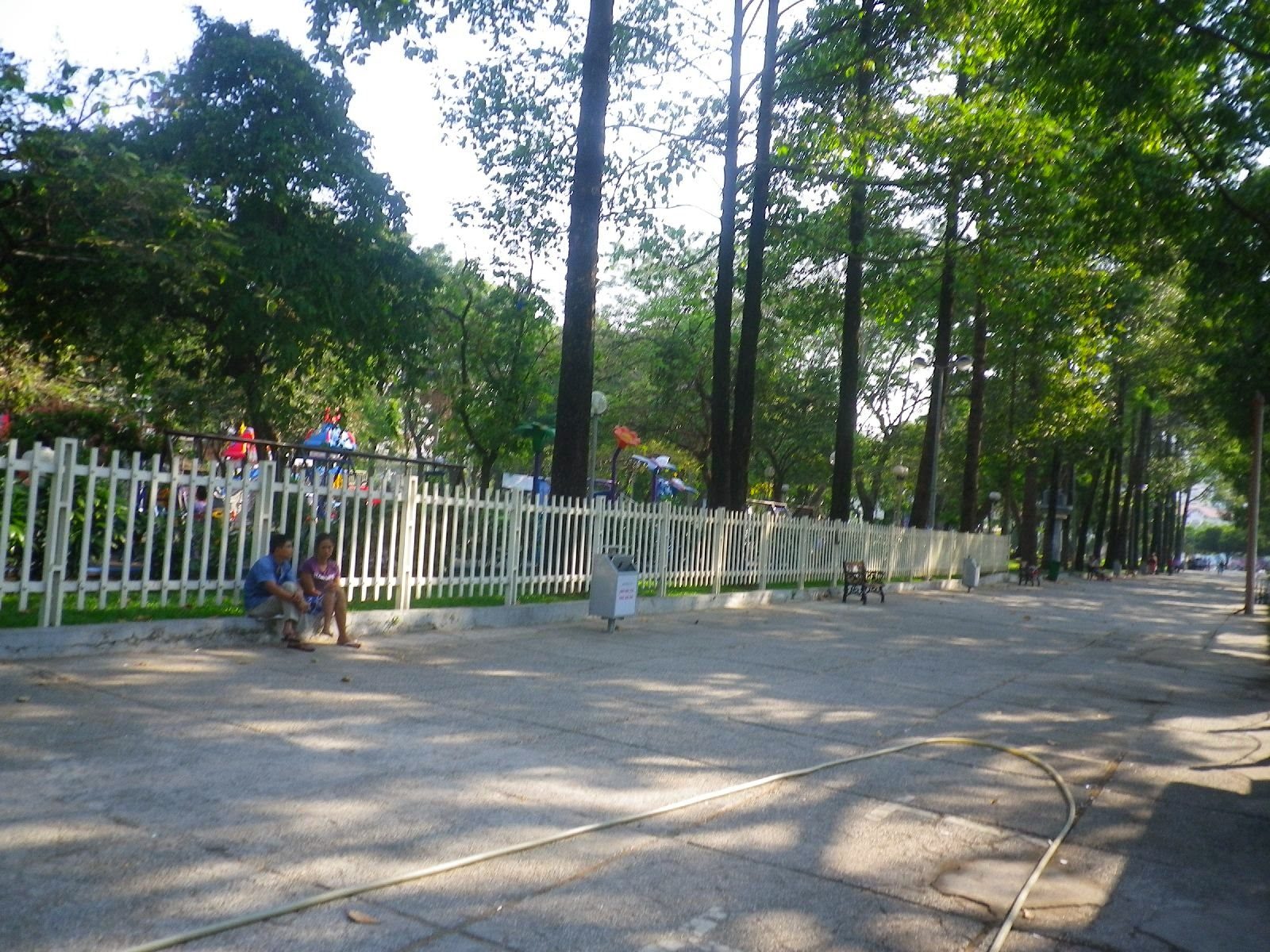 ホーチミン2番バス停裏の緑豊かな公園と地元住民