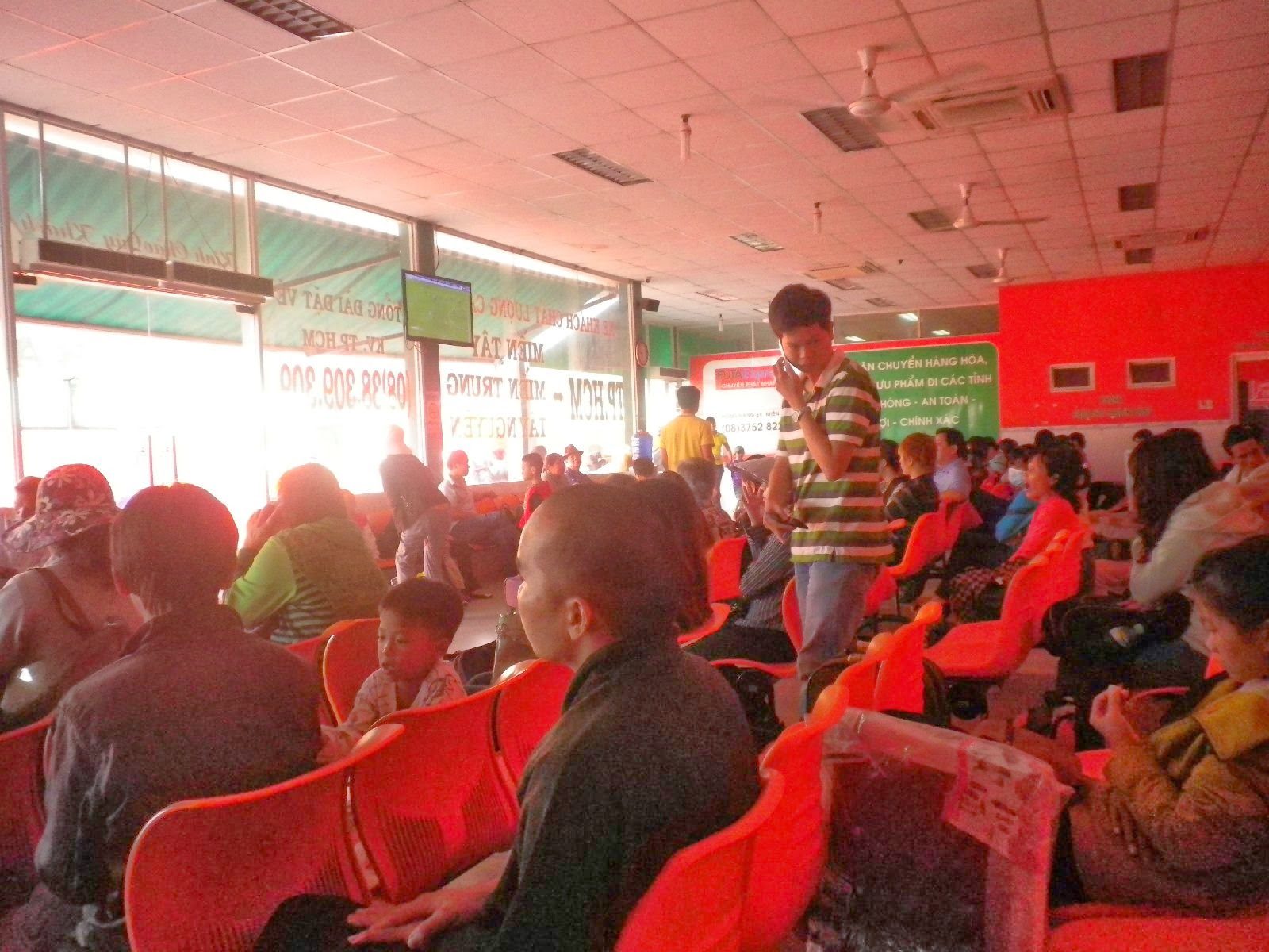 ホーチミンのバスターミナル待合室で乗客が乗車を待つ様子