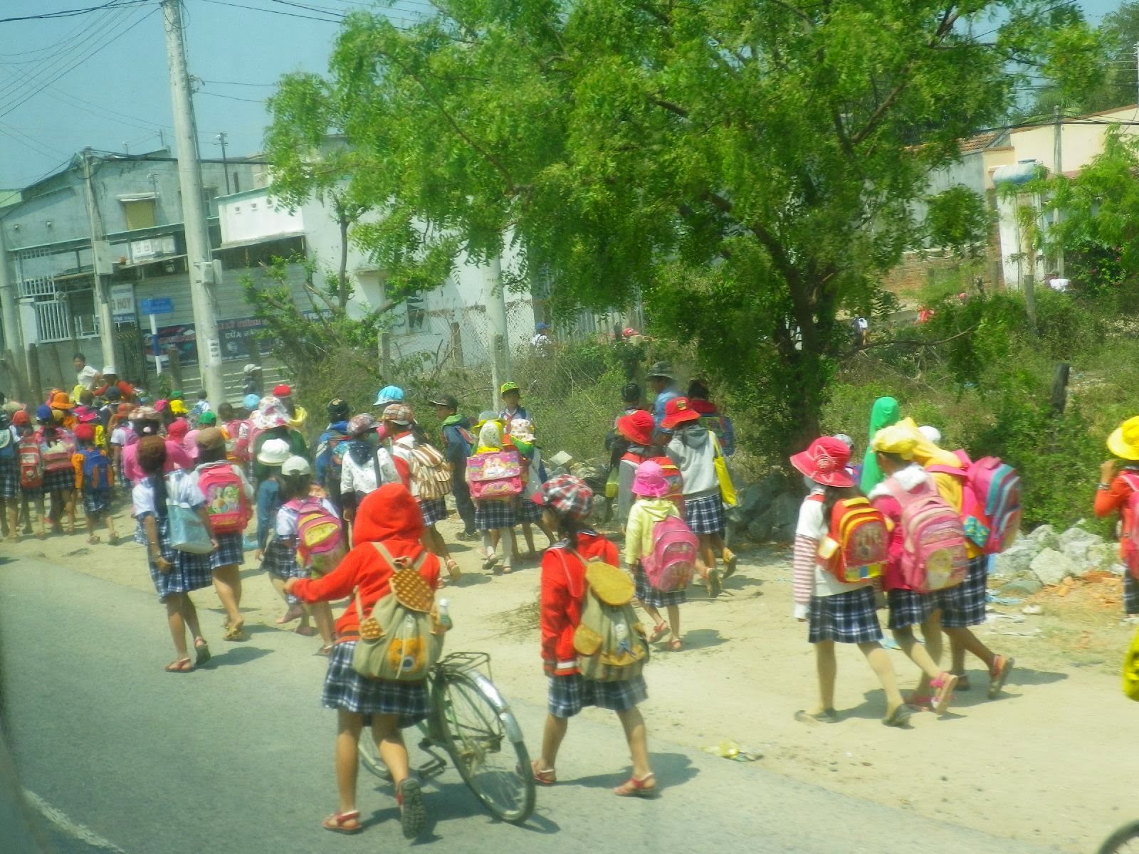 ベトナムの道路を集団下校する小学生たち