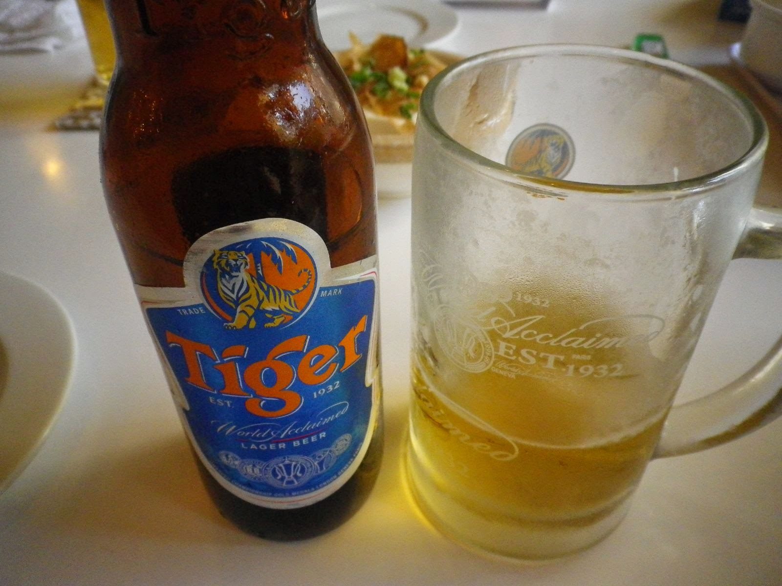 ホーチミンの居酒屋でタイガービールとジョッキ