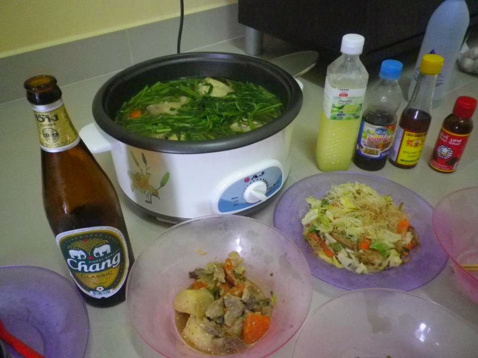 ホアヒンのアパートでチャンビール片手に鍋料理を自炊