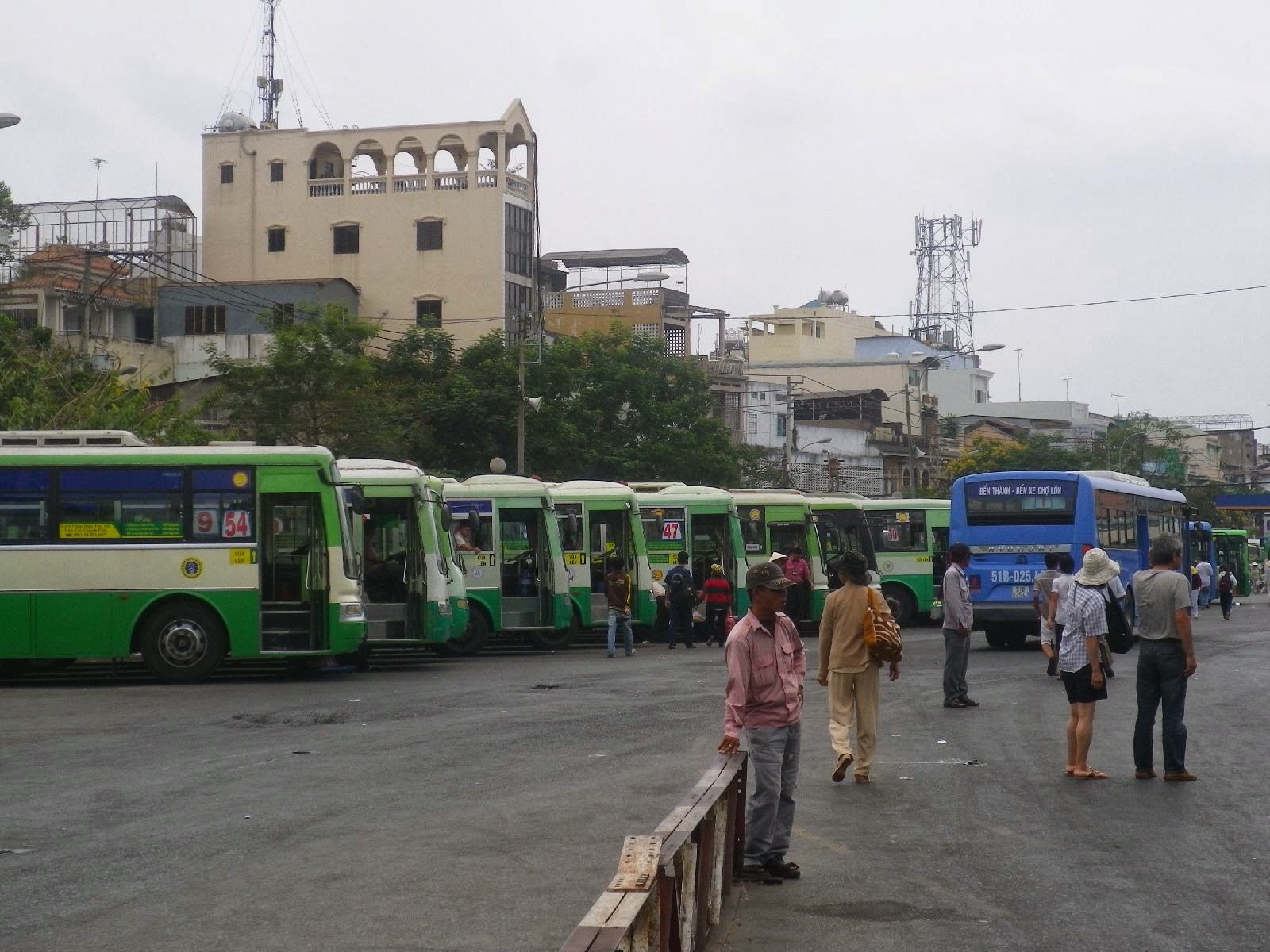 チョロンバスターミナルに並ぶ緑色のローカルバス群