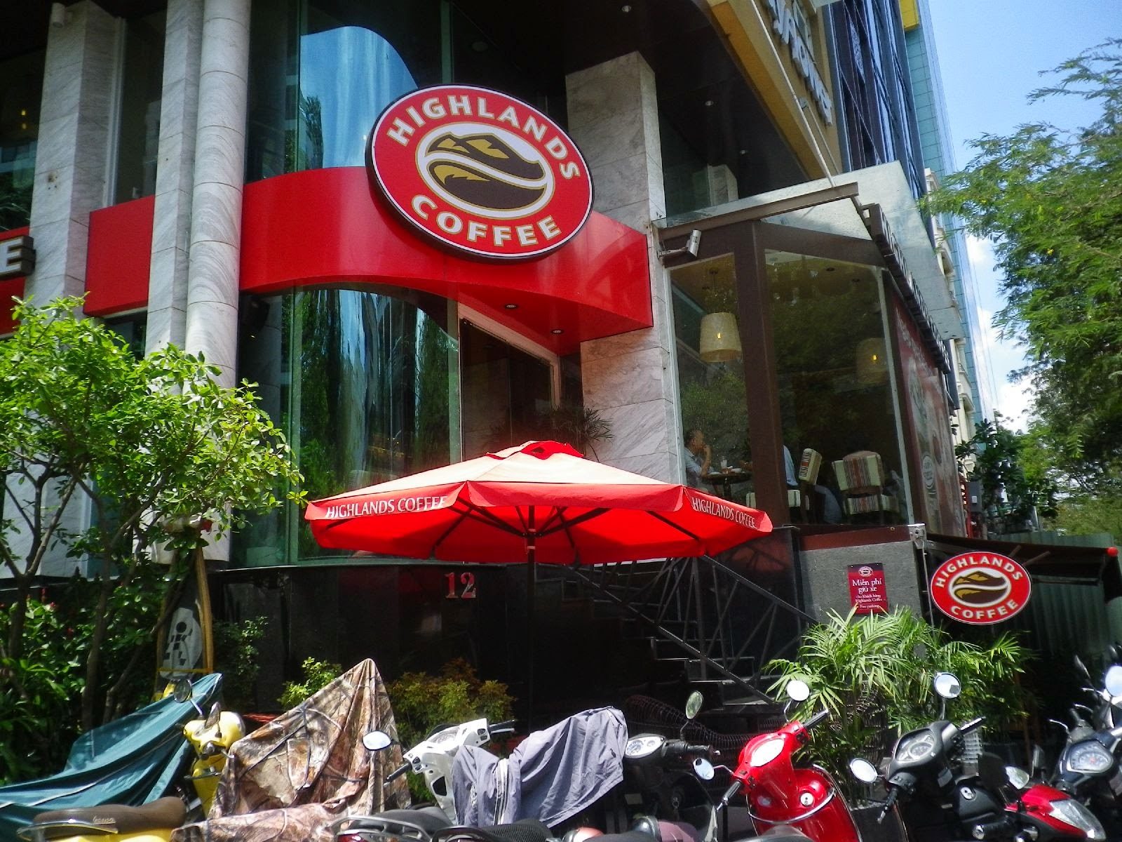 ホーチミンのハイランズコーヒー店舗外観とバイク駐輪場
