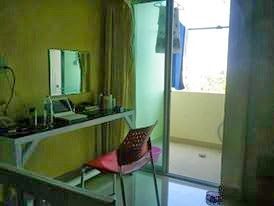 ホアヒンのアパートメント室内とベランダの様子