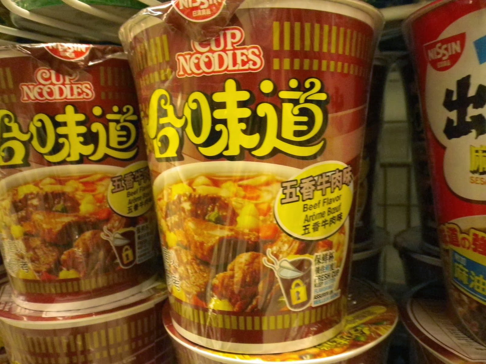 日清合味道カップヌードル五香牛肉味がベトナムの店頭に並ぶ様子