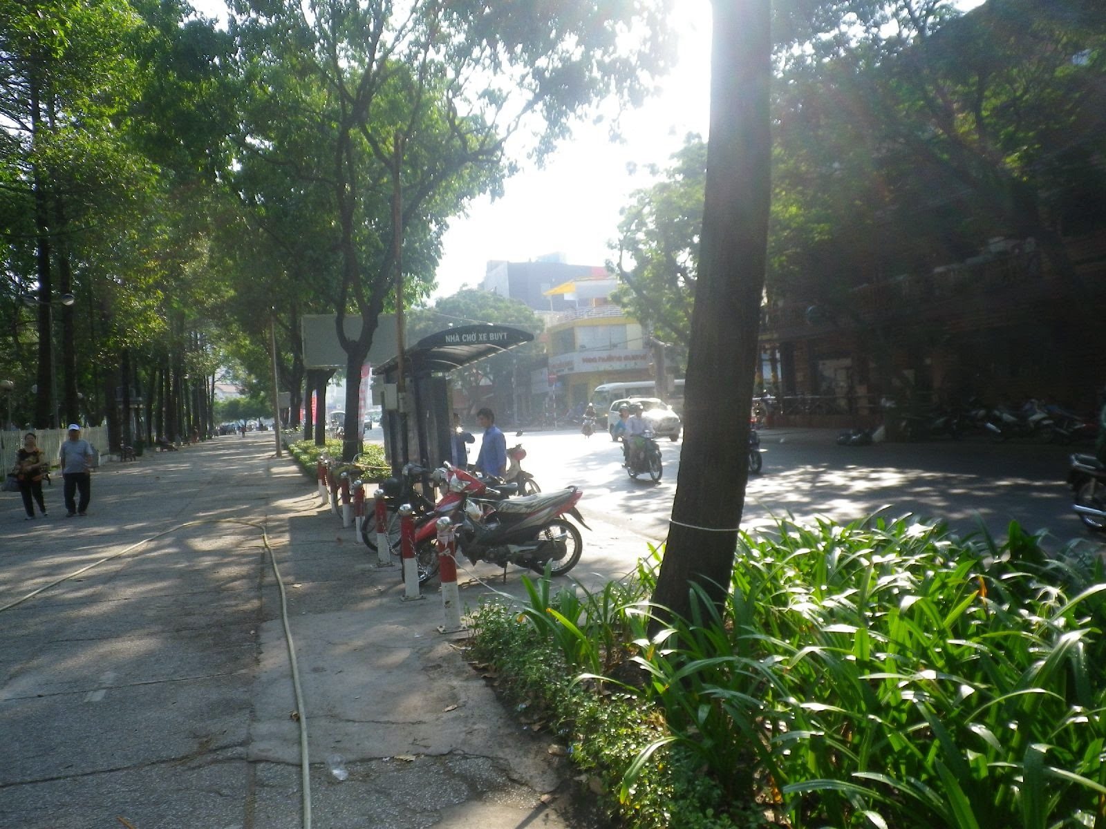 ホーチミン市内の2番ローカルバス停と並ぶバイク