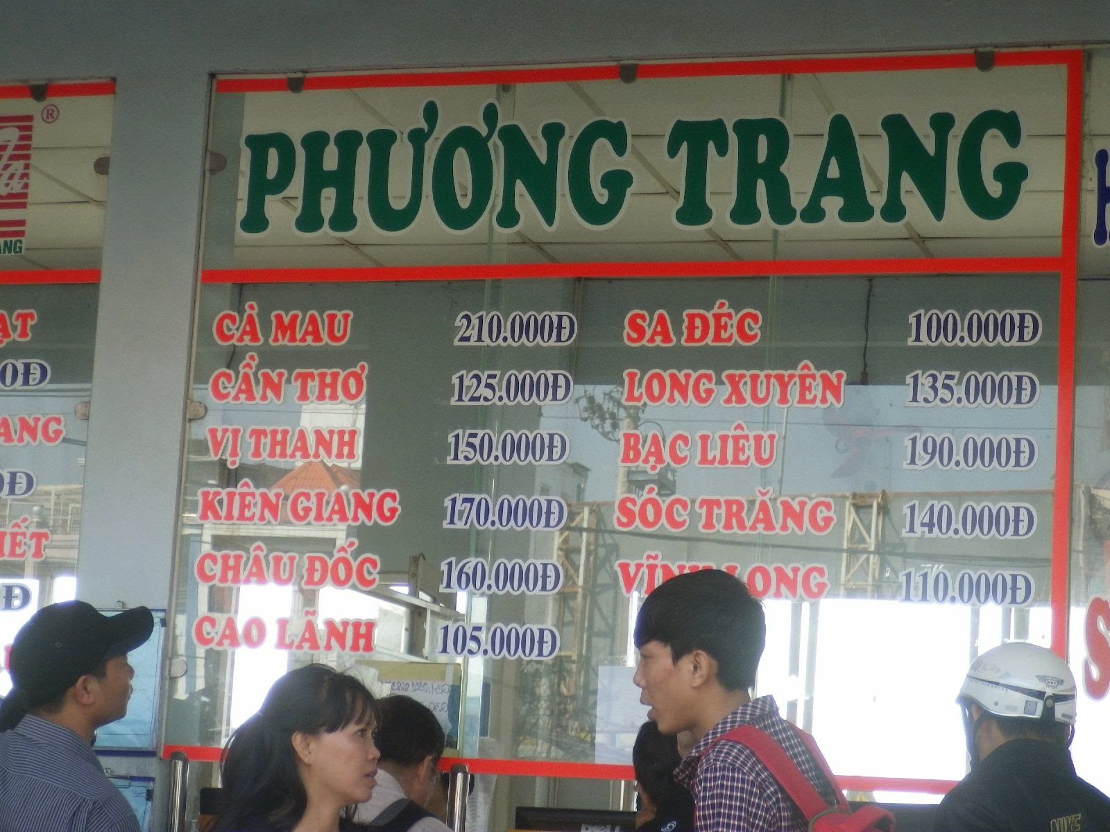 フォントランバスターミナルのPHUONG TRANGカウンターと料金表