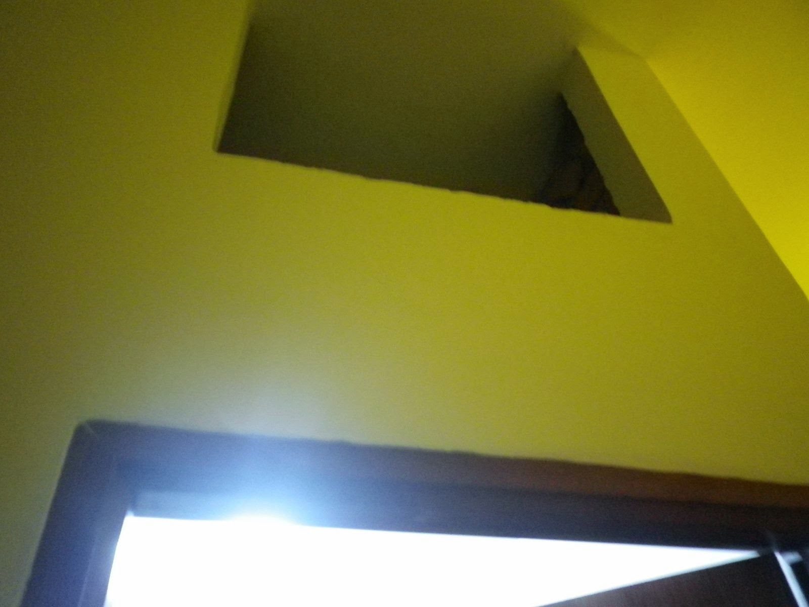 ホーチミンのゲストハウス室内バスルーム上部の謎の空間