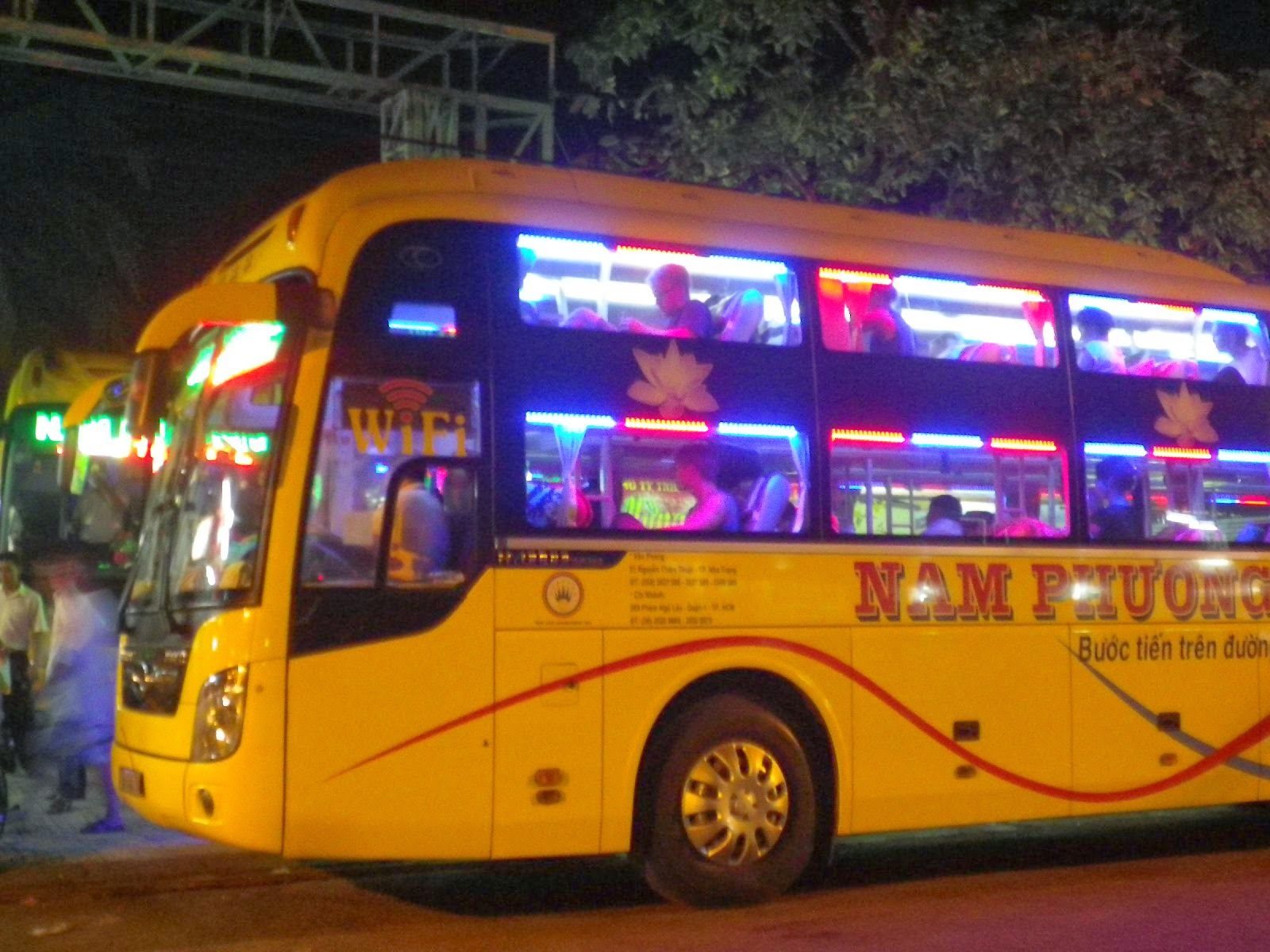ナムフォン(Nam Phuong)の黄色い長距離バス夜間出発