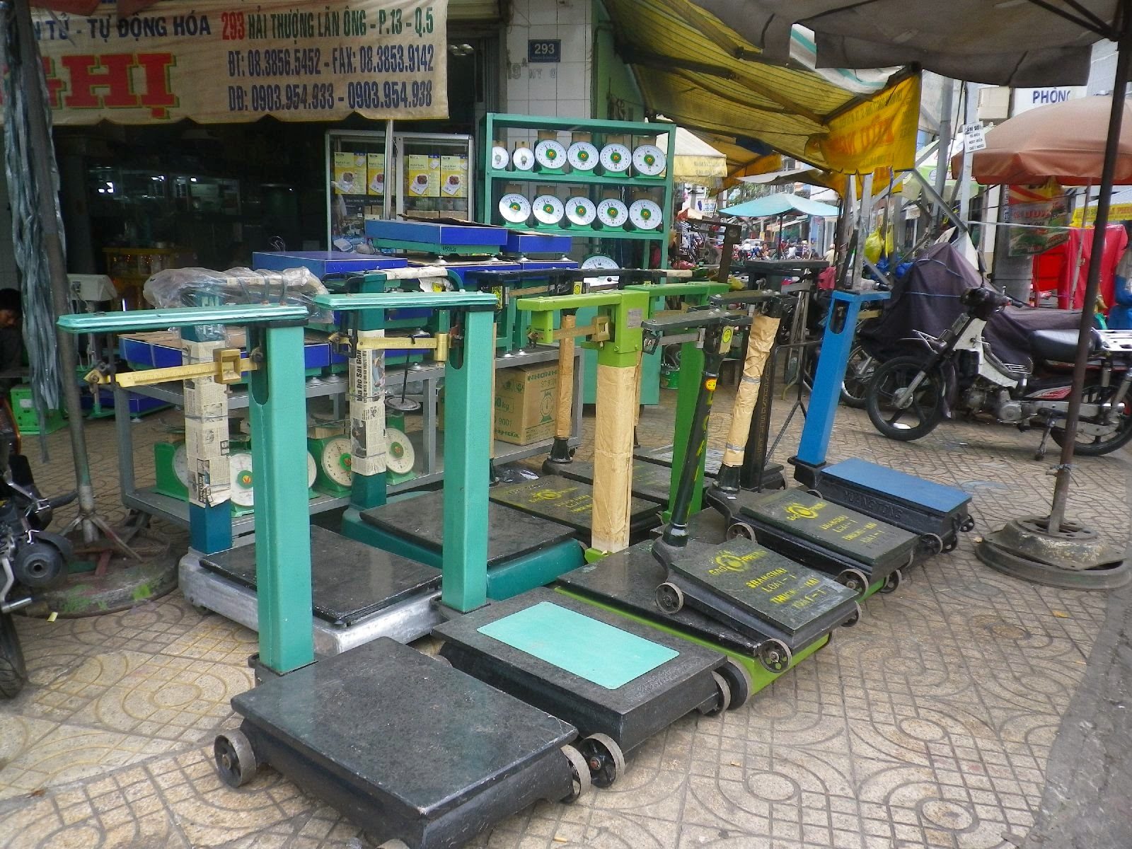 ホーチミン・チョロン街頭に並ぶ計量器販売店
