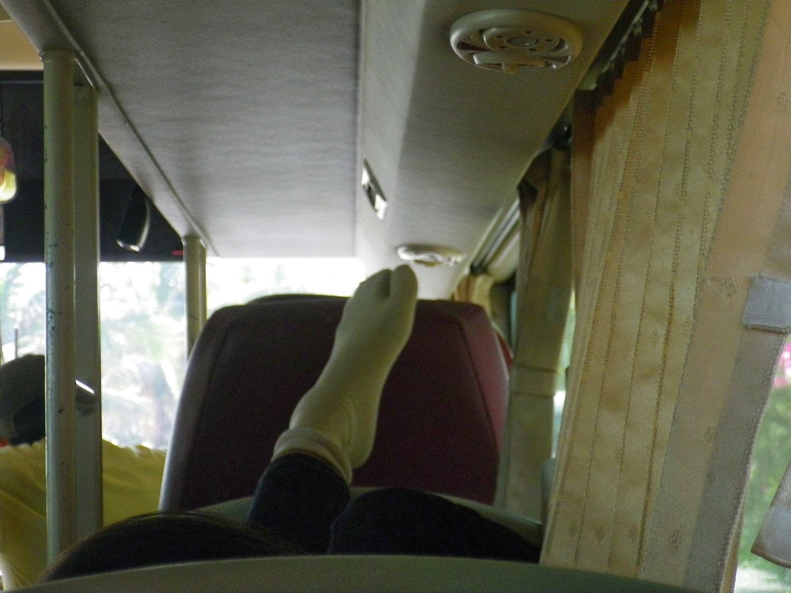 寝台バス車内で足を上げてくつろぐ乗客の白い靴下