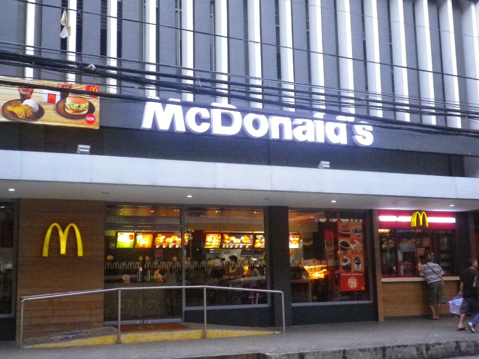 フィリピンのマクドナルド フィリピンのマクドナルド店舗外観と黄金のアーチ看板