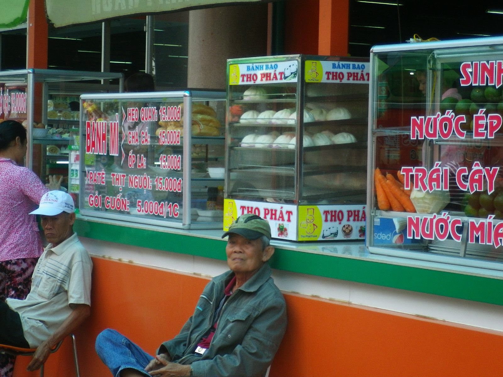 バインミーやバインバオを並べるベトナムの路上屋台