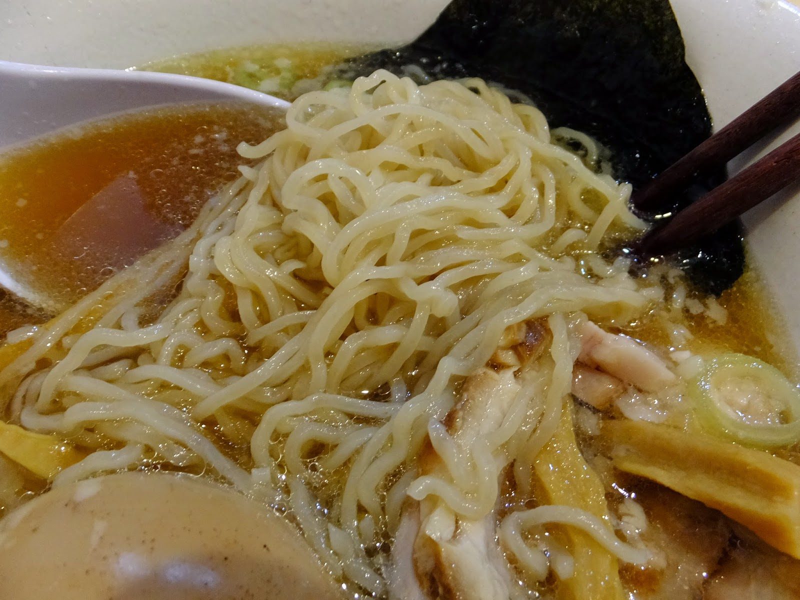 ホーチミン「とみだや」ちゃー玉らーめんの縮れ麺アップ