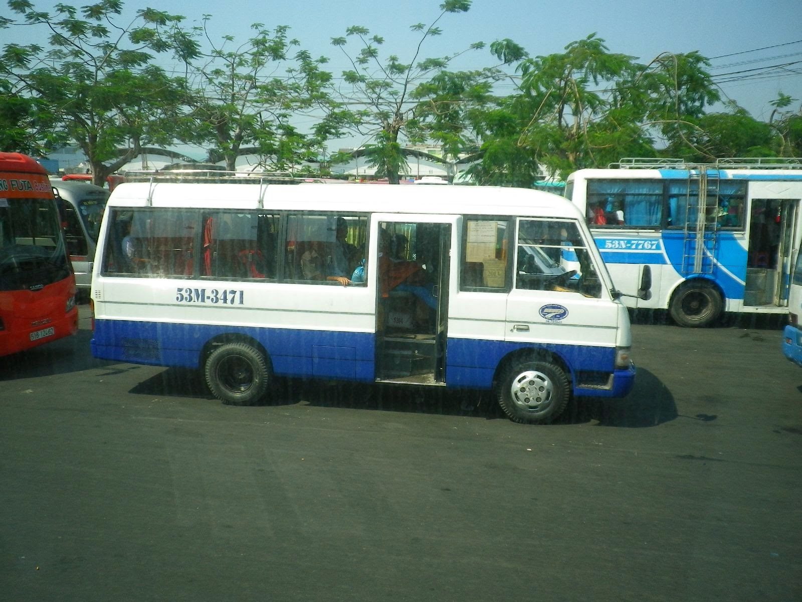 ホーチミン発カントー行きのローカルミニバス（53M-3471）