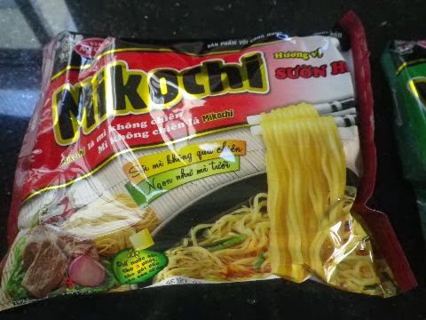 ベトナム産インスタントラーメン「Mikochi」赤パッケージ