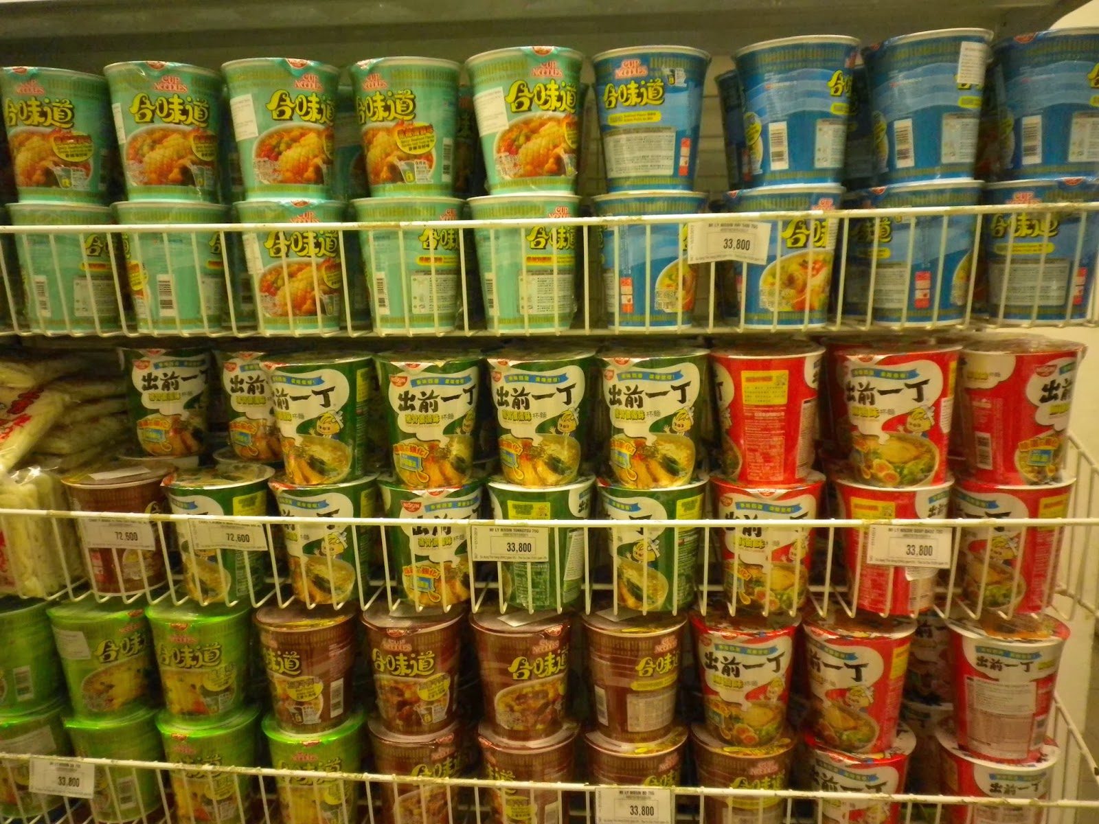 ベトナムのスーパーに並ぶ日清カップヌードル「合味道」と「出前一丁」