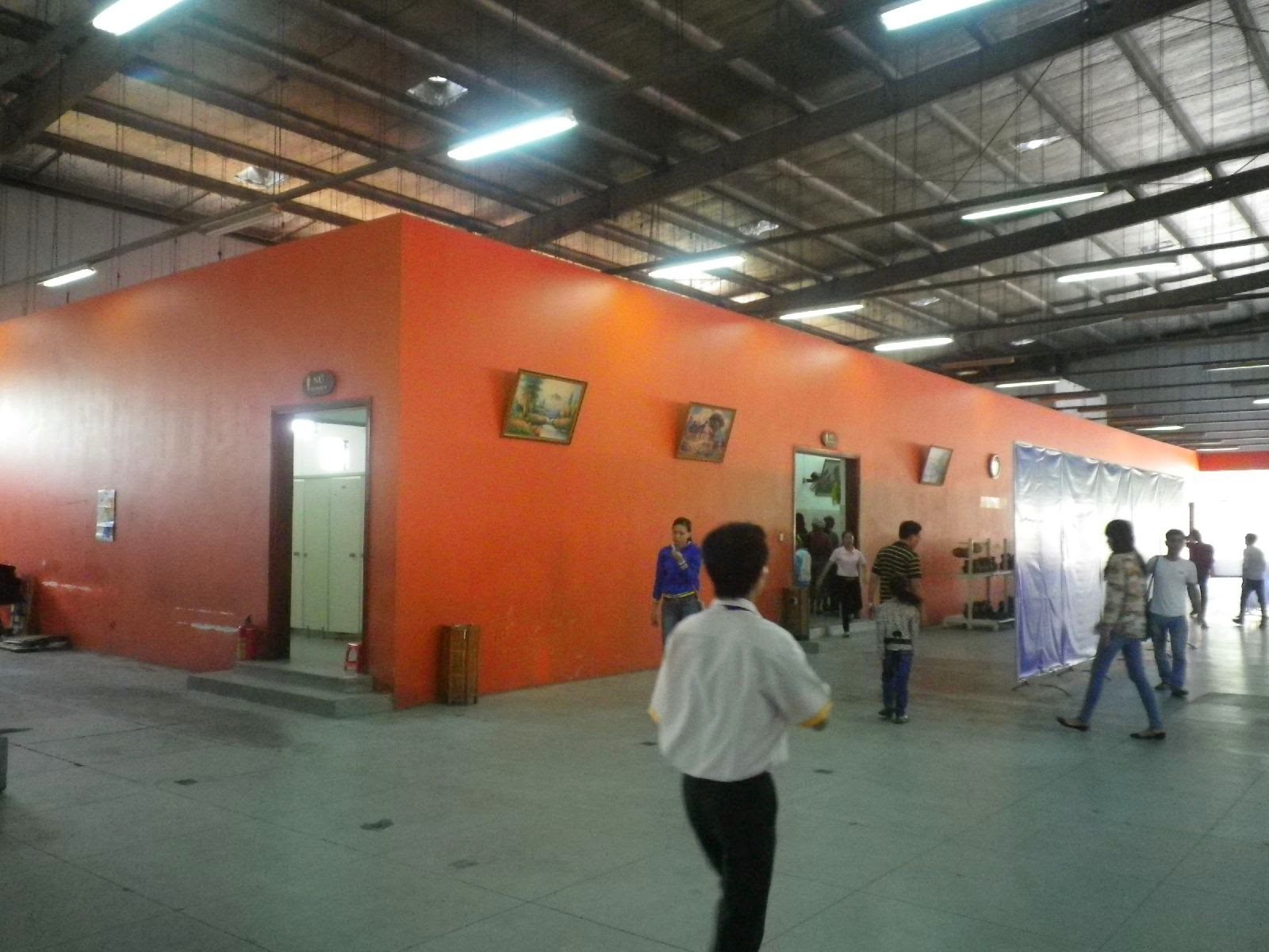 フーンチャントラベル専用休憩所のオレンジ色の建物内部