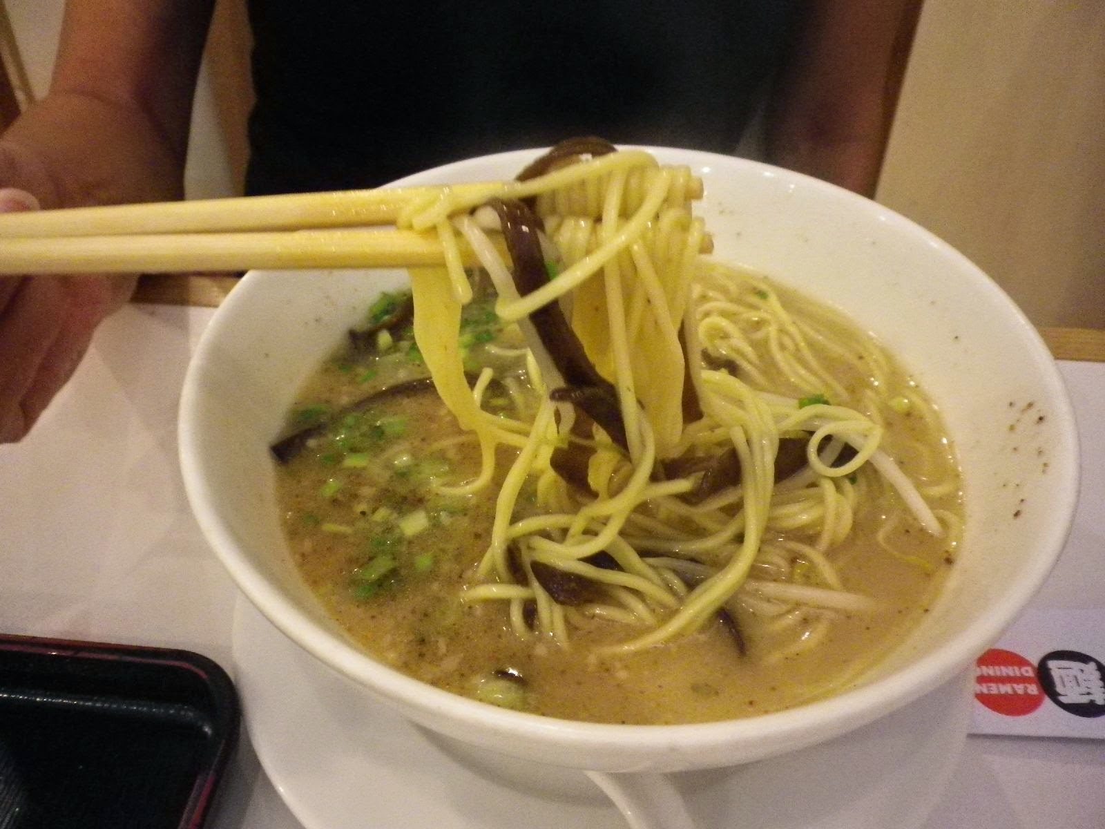 ホーチミンの大阪ラーメン店で箸上げした醤油ラーメン