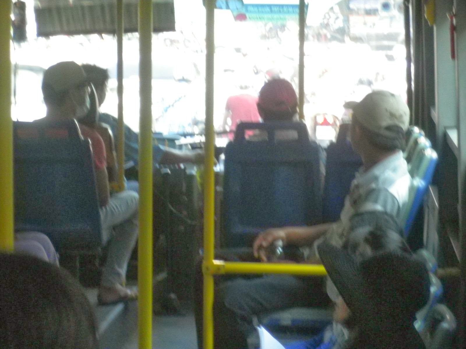 ホーチミン市内バス車内の乗客たち