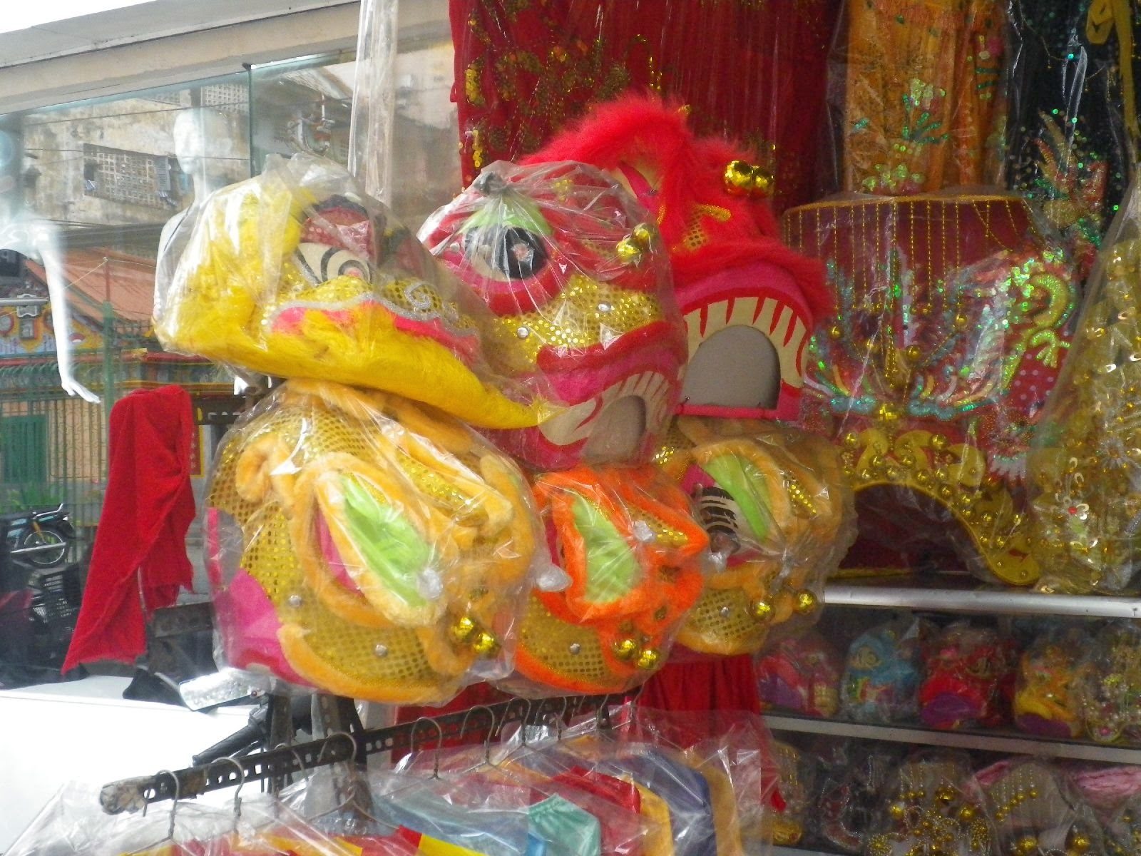 チョロンの露店に並ぶ獅子舞の衣装と頭部