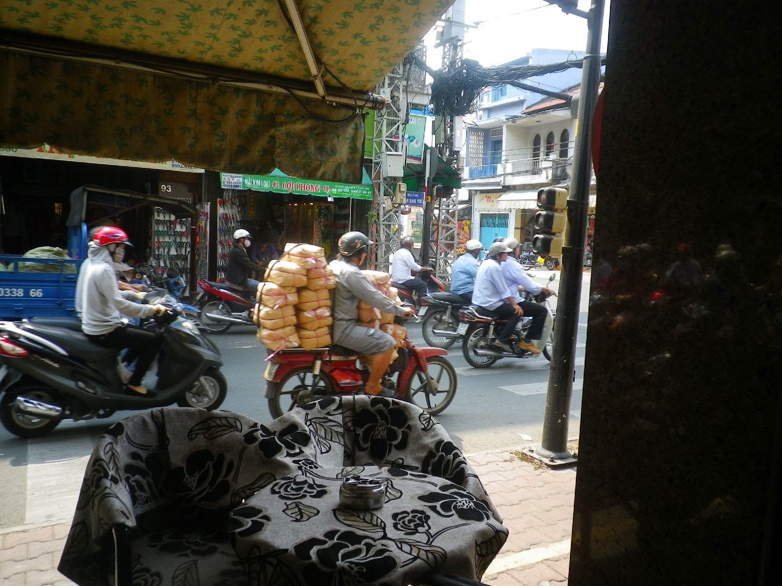 ホーチミン・チョロンの路上で荷物を山積みにしたバイク